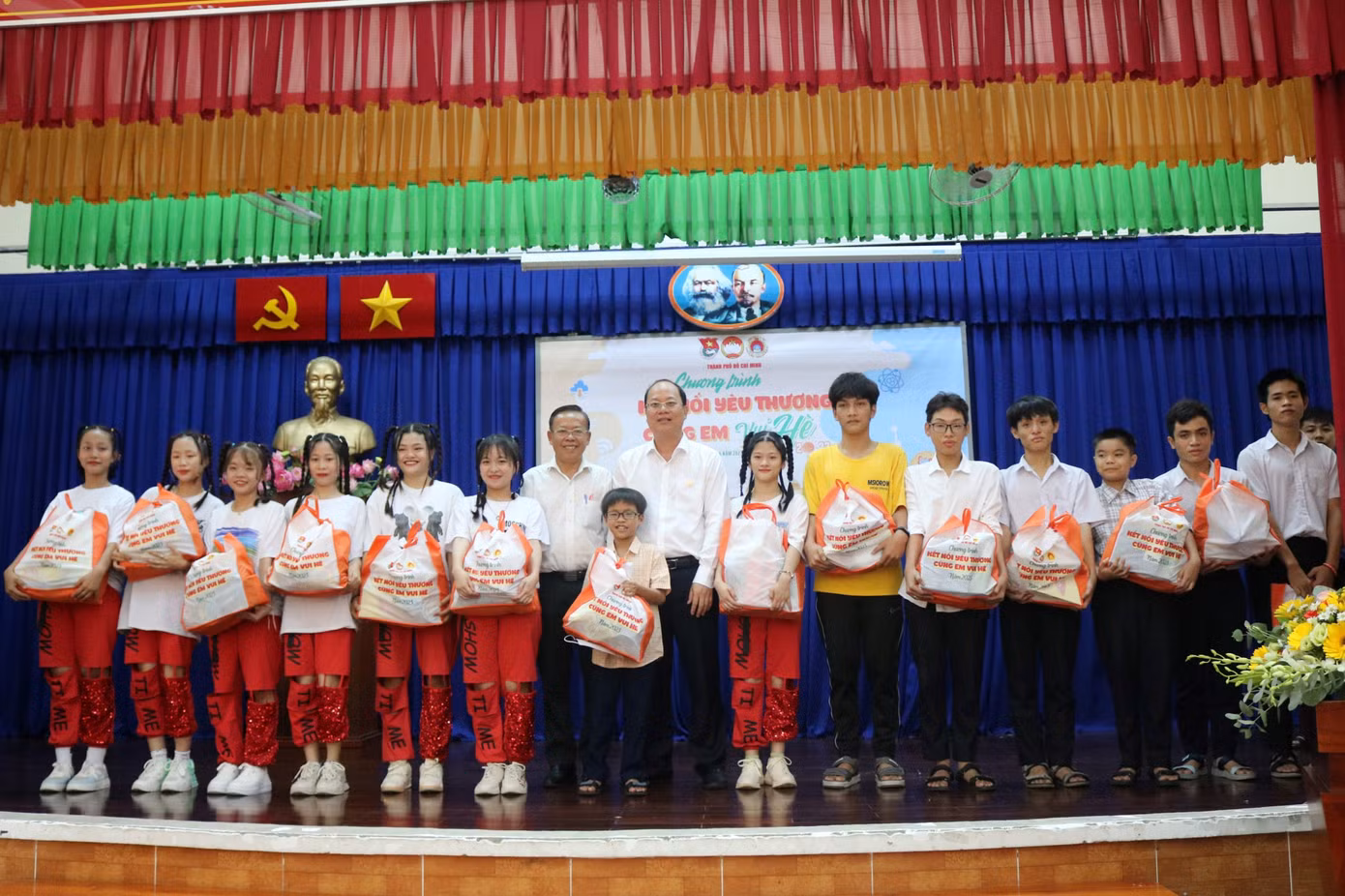 Lãnh đạo TPHCM gửi tặng món quà đến các em nhỏ.