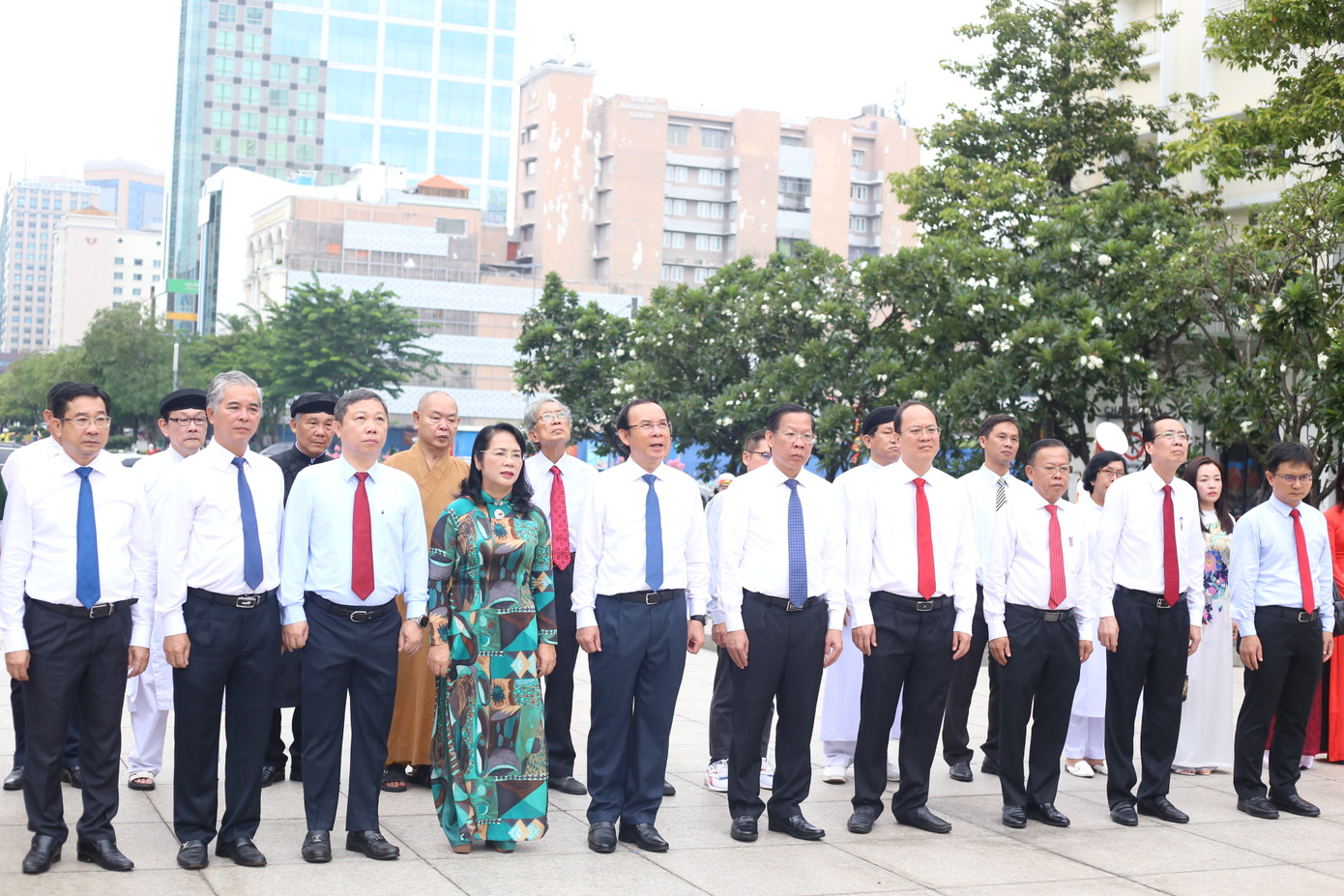 Đoàn đại biểu TPHCM đến dâng hoa tưởng niệm Chủ tịch Hồ Chí Minh tại Công viên Tượng đài Chủ tịch Hồ Chí Minh trên phố Nguyễn Huệ. Ảnh: Ngô Tùng