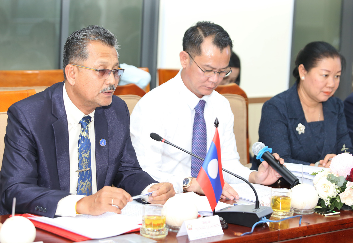 Ông Thanome Thamthong, Chủ tịch Mặt trận Lào xây dựng đất nước thủ đô Viêng Chăn trao đổi tại buổi hội đàm chiều 19/4.