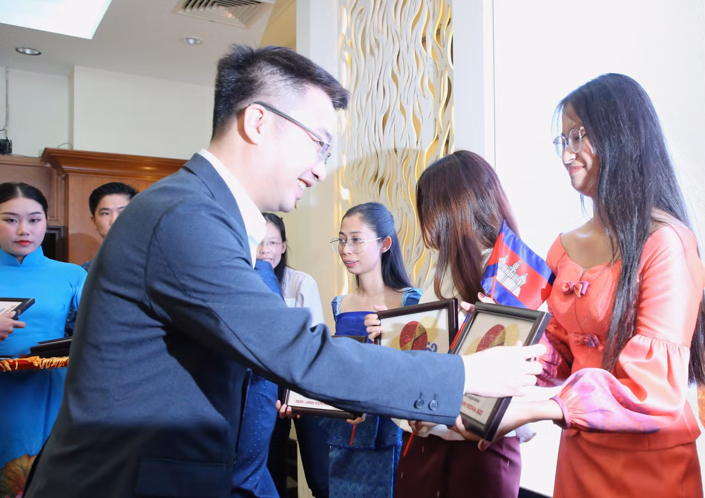 Lãnh đạo T.Ư Đoàn tặng quà đến các bạn trẻ ASEAN. Lãnh đạo T.Ư Đoàn tặng quà đến các bạn trẻ ASEAN.