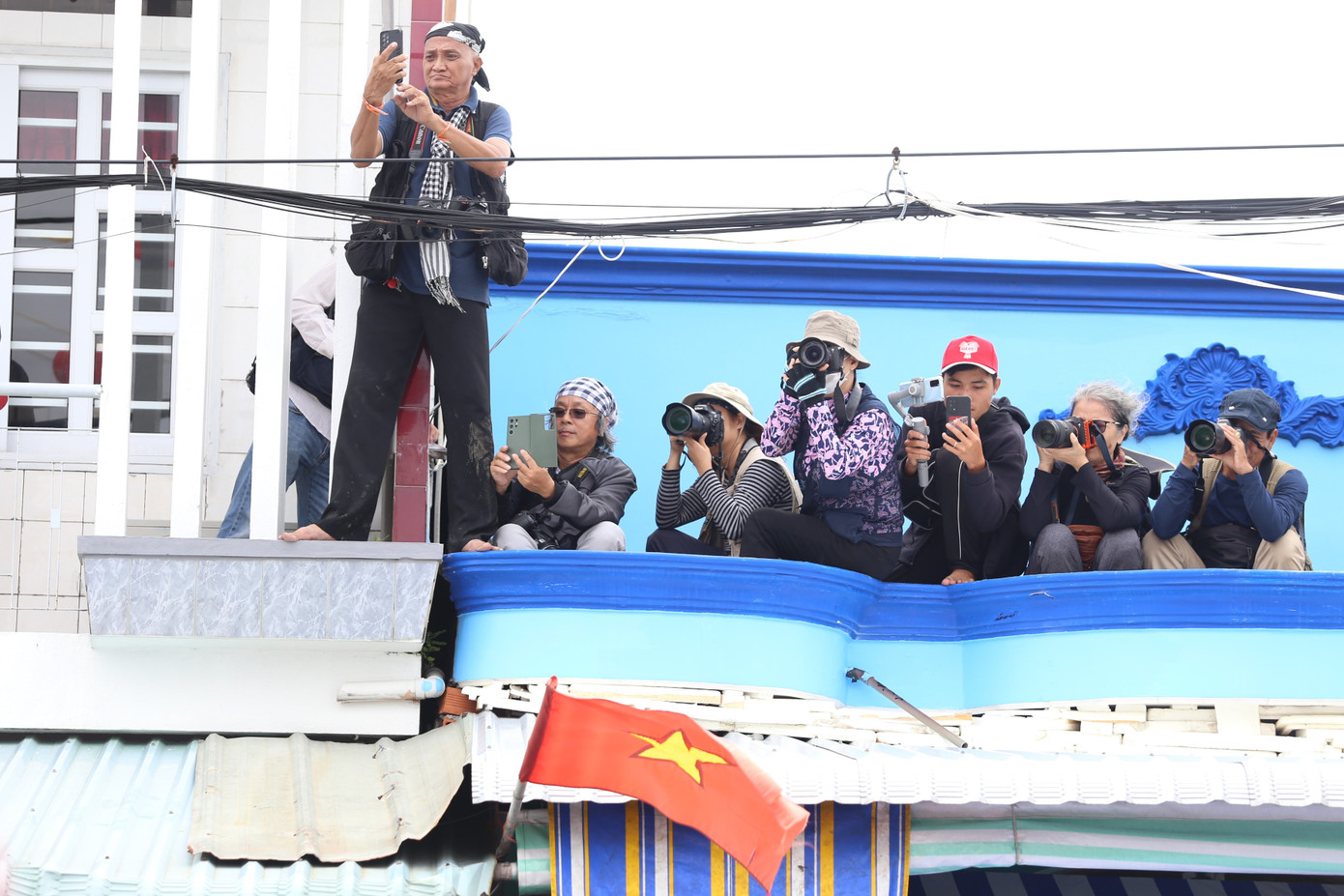 Các nhiếp ảnh gia cũng lặn lội từ xa đến ghi lại những khoảnh khắc thú vị về trò chơi độc đáo này.