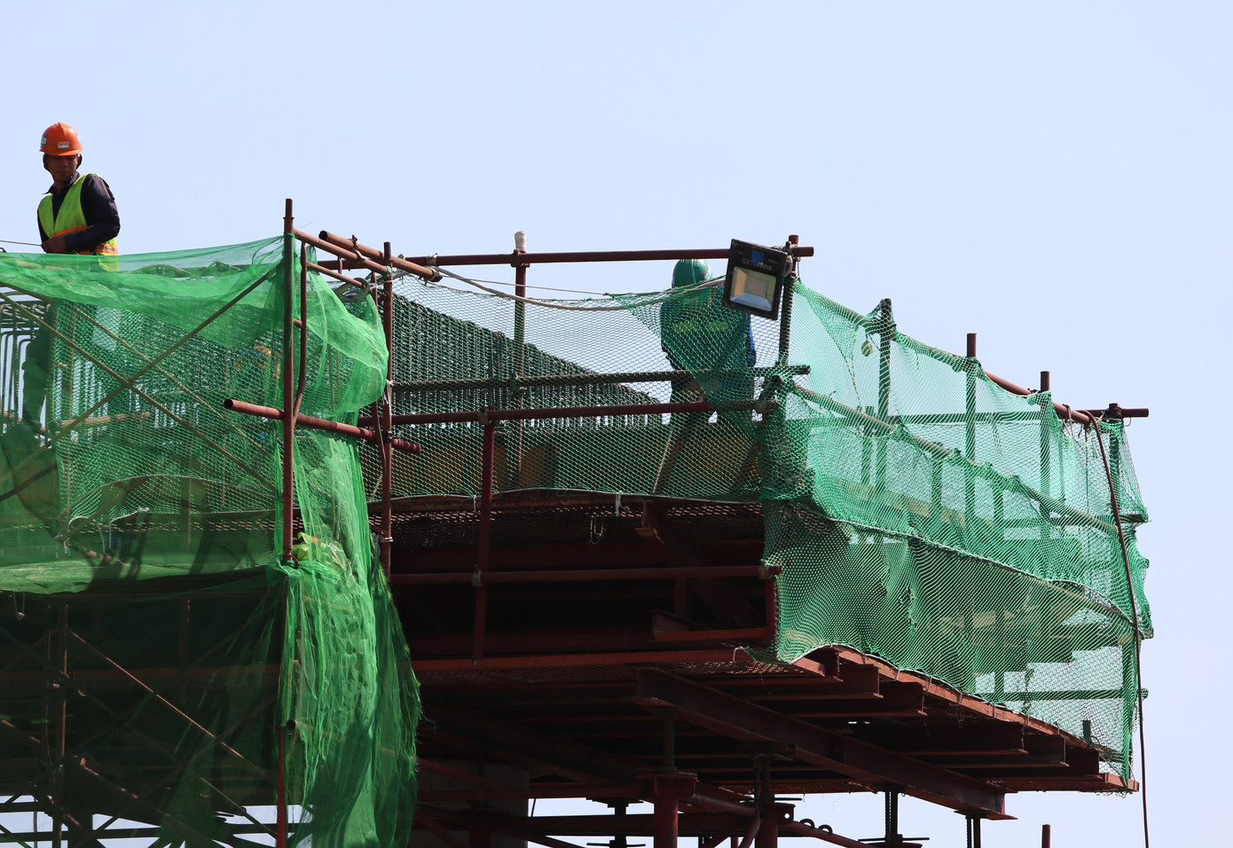 Thời tiết nắng nóng, làm việc ở dưới thấp, có bóng mát đã vất vả, những người phải làm việc trên cao càng chịu đựng cái nóng khắc nghiệt hơn. Thời tiết nắng nóng, làm việc ở dưới thấp, có bóng mát đã vất vả, những người phải làm việc trên cao càng chịu đựng cái nóng khắc nghiệt hơn.