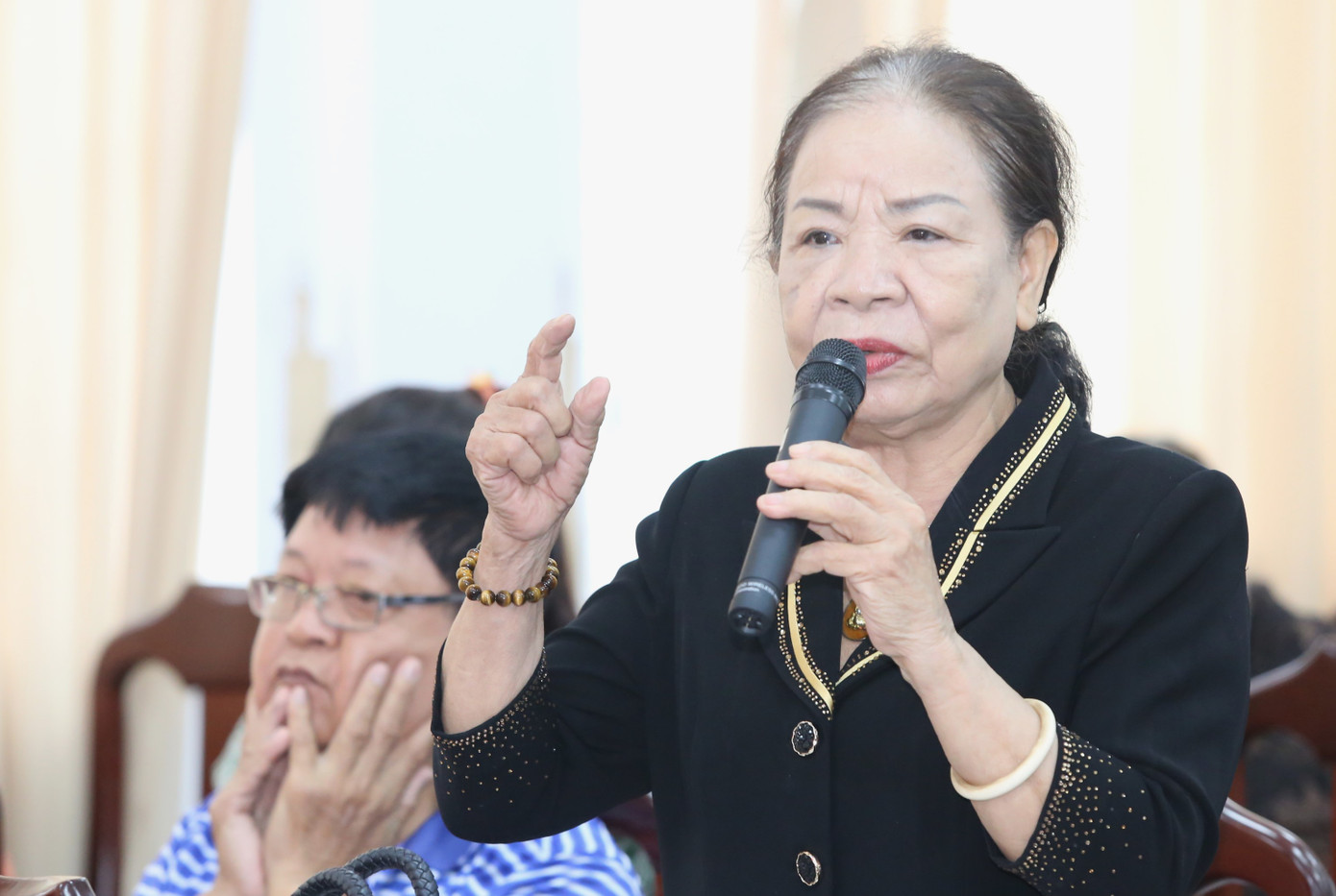 Cử tri Nguyễn Thị Mộng Duyên nêu ý kiến.