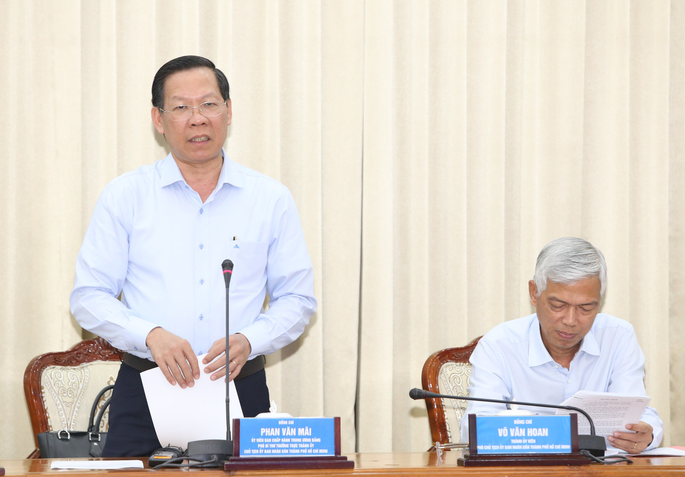 Chủ tịch UBND TPHCM Phan Văn Mãi trao đổi tại buổi họp. Ảnh: Ngô Tùng