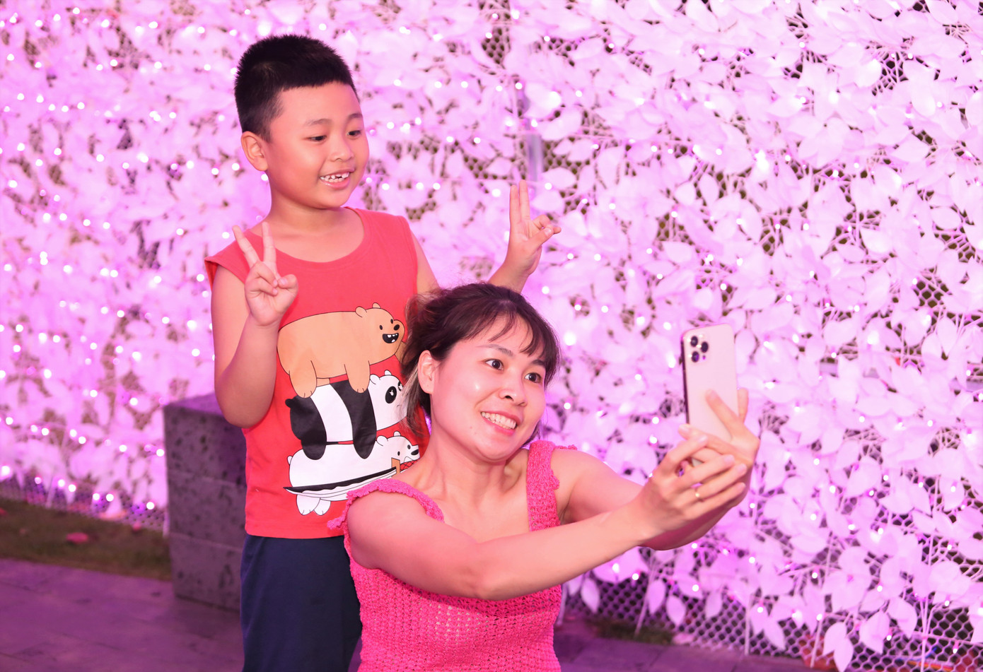 Khoảnh khắc tươi vui của cậu bé bên người thân khi chụp hình bên trong mái vòm độc đáo này.