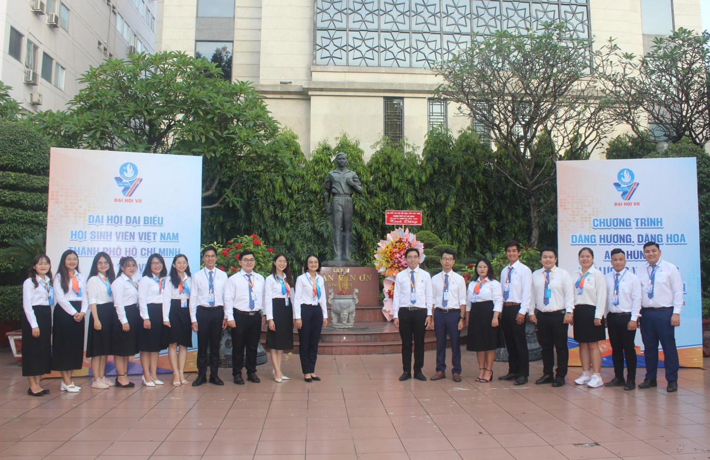 Ban tổ chức đại hội cũng đến dâng hương, dâng hoa tại tượng đài anh Trần Văn Ơn tại công viên Bách Tùng Diệp, quận 1.