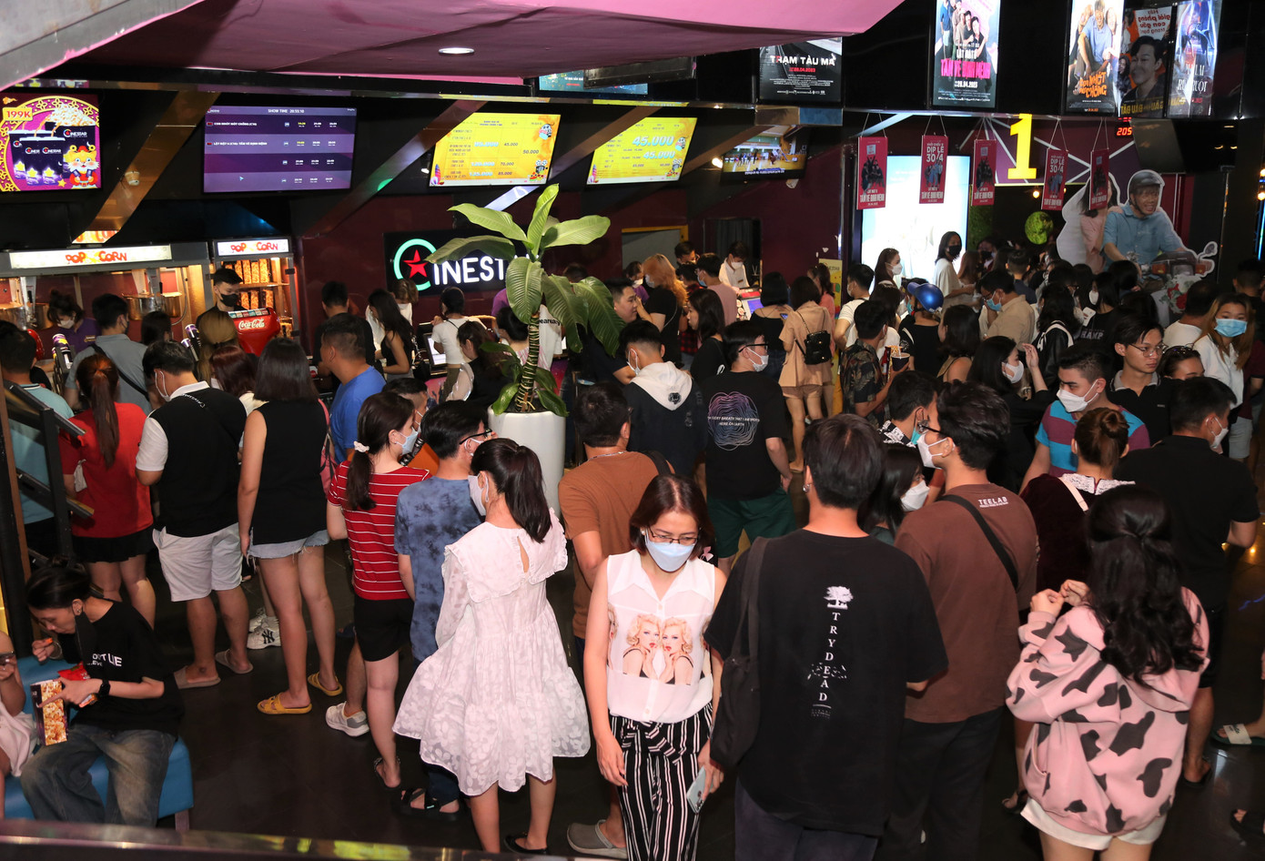 Các suất chiếu trong tối 1/5 tại rạp Cinestar Hai Bà Trưng (quận 1) đều trong tình trạng "cháy vé" nhờ lượng khách dồi dào.