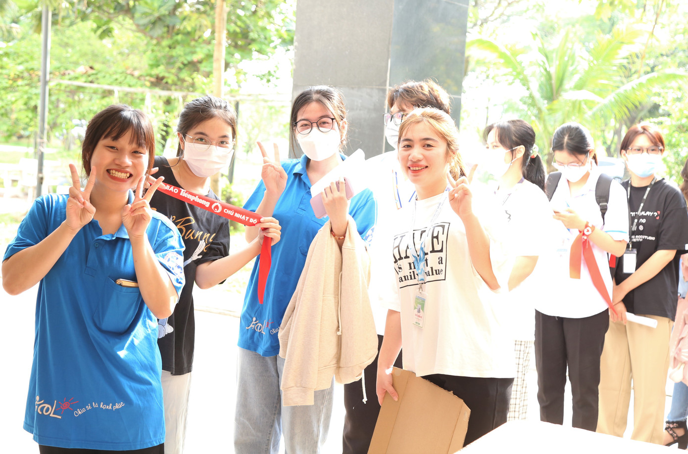 Các nữ sinh viên, tình nguyện viên thuộc Đội Công tác xã hội của trường tham gia Chủ nhật Đỏ.