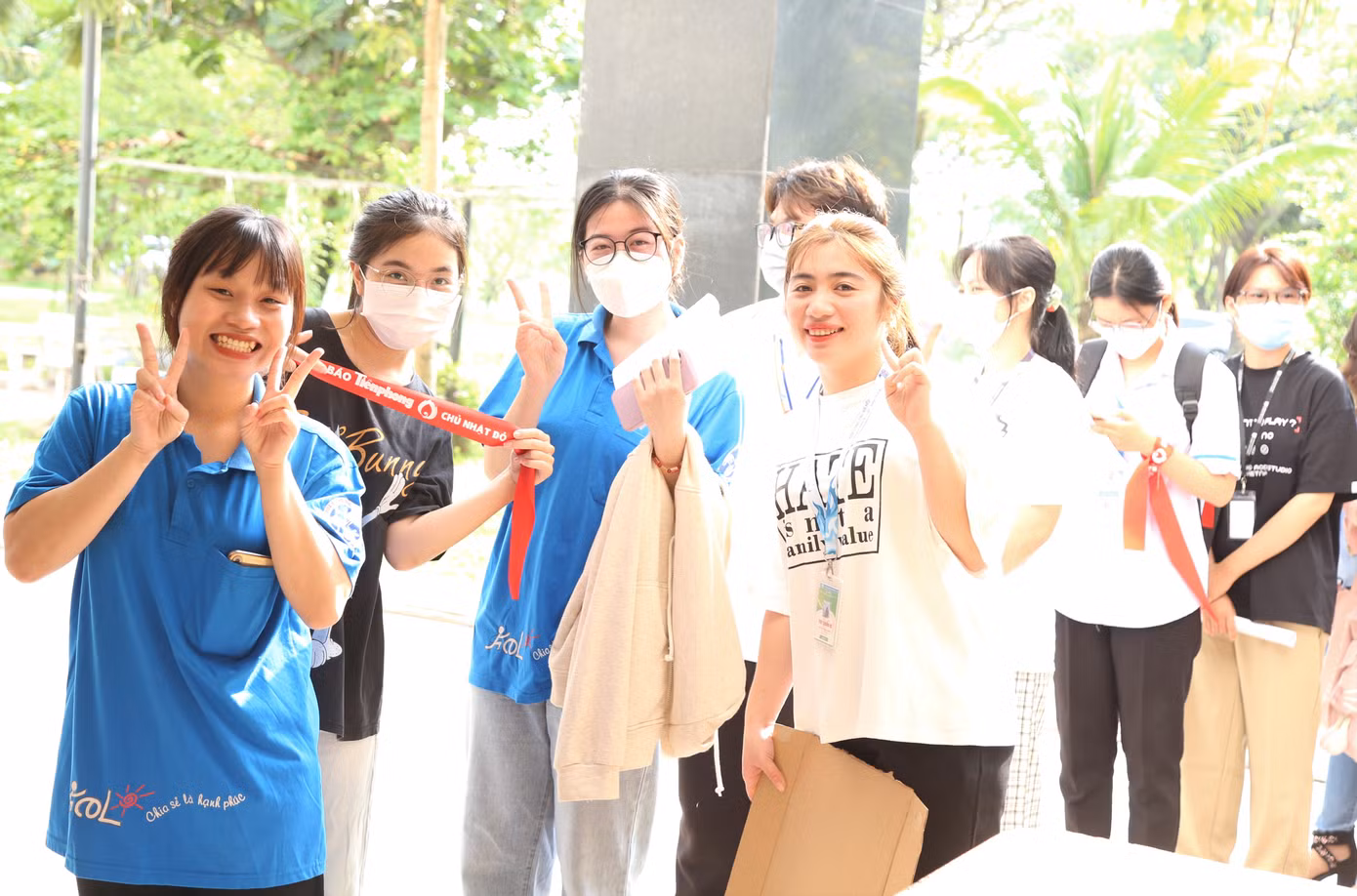 Các nữ sinh viên, tình nguyện viên thuộc Đội Công tác xã hội của trường tham gia Chủ nhật Đỏ.