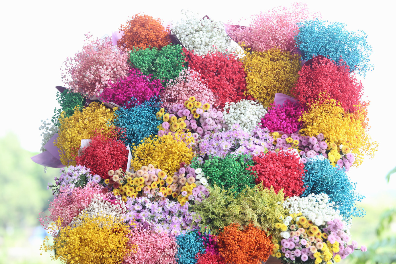 Những ngày qua, những chiếc xe chở đầy các loại hoa xuất hiện tại nhiều địa phương ở TPHCM đã trở thành tâm điểm thu hút nhiều người. Những chiếc xe hoa nổi bật này nhanh chóng trở thành trend gây sốt với nhiều người, nhất là các bạn trẻ. Ảnh: Ngô Tùng