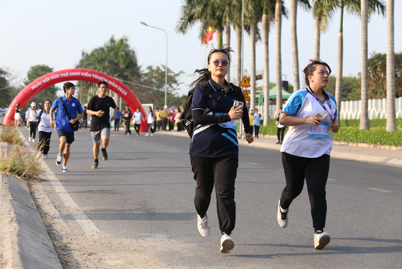 Cùng xuất phát tại một địa điểm, các nam, nữ sinh viên trải qua các cung đường quen thuộc trong Khu đô thị ĐHQG TPHCM trước khi cán đích theo quy định.
