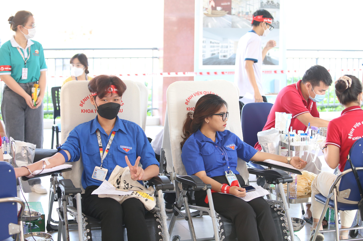 Hai bạn sinh viên Trường Đại học KHXH&NV trong màu áo Đoàn cùng chia sẻ giọt máu tại ngày hội Chủ nhật Đỏ. Hai bạn sinh viên Trường Đại học KHXH&NV trong màu áo Đoàn cùng chia sẻ giọt máu tại ngày hội Chủ nhật Đỏ.