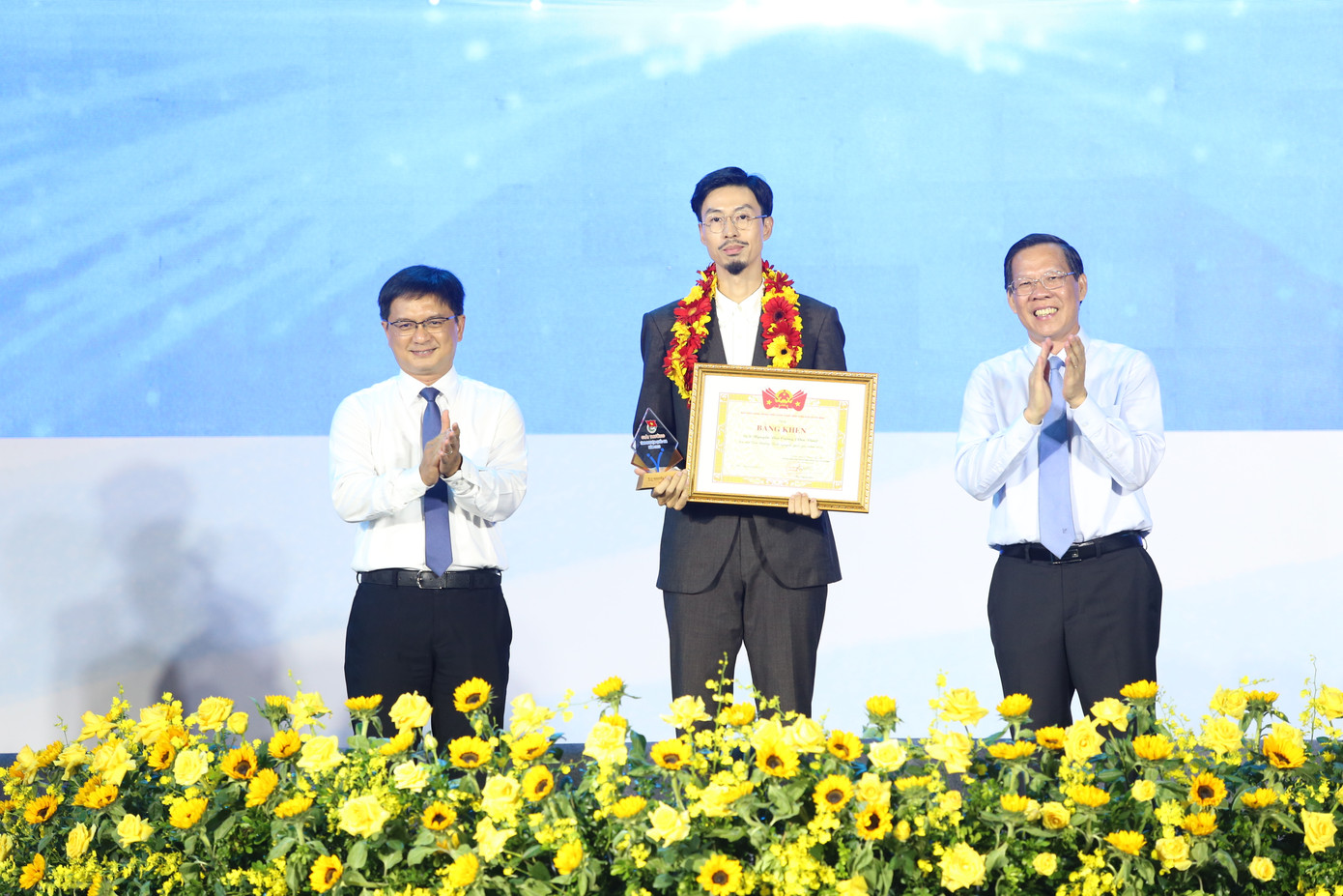 Anh Nguyễn Đức Cường, tức ca sĩ Đen Vâu, nhận giải thưởng Tình nguyện quốc gia năm 2023. Năm qua, nam ca sĩ đã tích cực đóng góp kinh phí thực hiện các dự án tình nguyện nổi bật cho cộng đồng. Trên hết, anh đã truyền đi những thông điệp lan tỏa tình yêu thương, nhân ái trong xã hội.