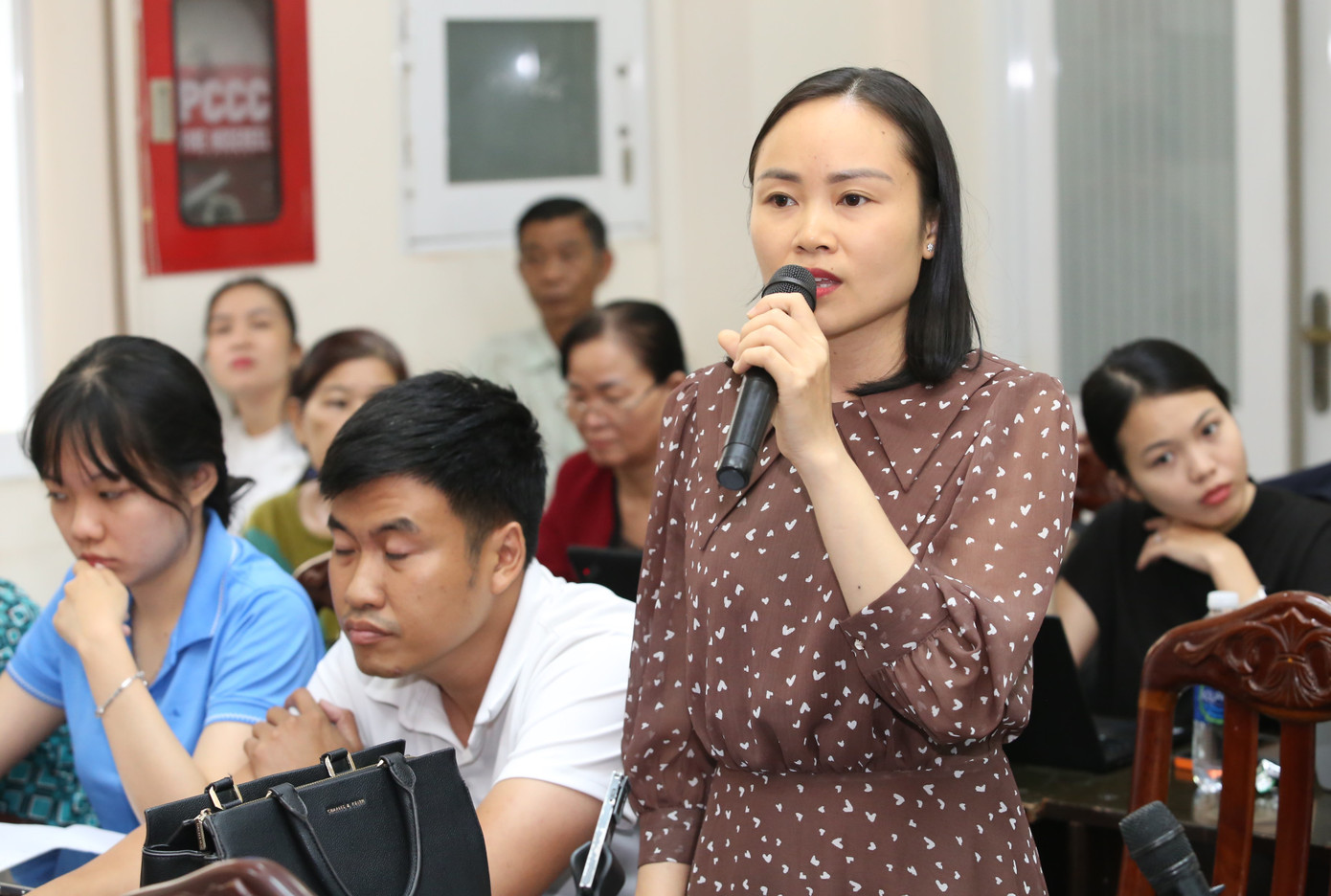 Cử tri Lê Thị Dung bày tỏ tâm tư của người dân trước những bất cập diễn ra trên địa bàn. (Ảnh: Ngô Tùng)