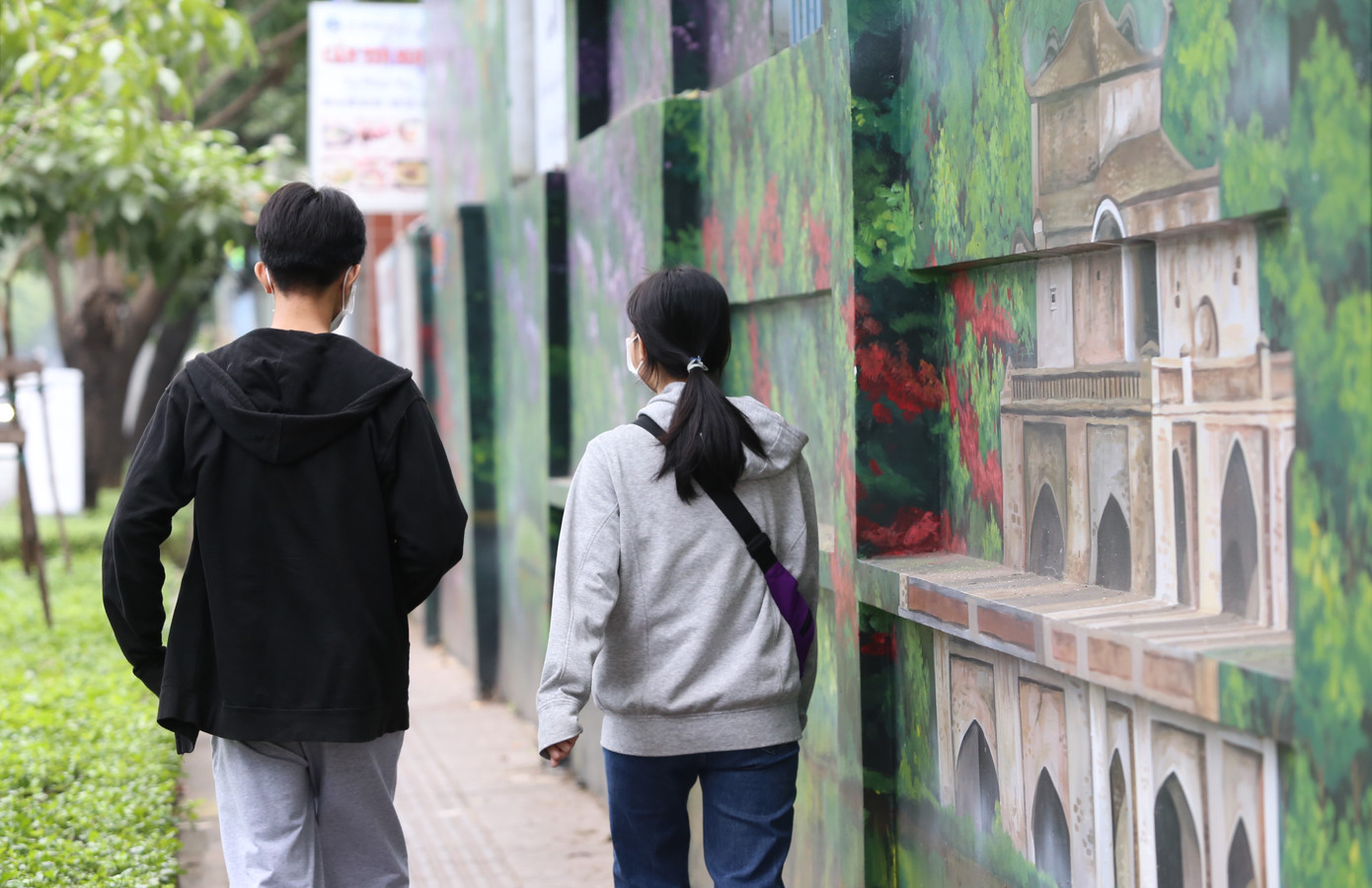 Thay cho những bức tường nham nhở quảng cáo, rao vặt là những tác phẩm mỹ thuật ấn tượng chứa đựng hình ảnh, thông điệp tích cực, tươi tắn. Thay cho những bức tường nham nhở quảng cáo, rao vặt là những tác phẩm mỹ thuật ấn tượng chứa đựng hình ảnh, thông điệp tích cực, tươi tắn.