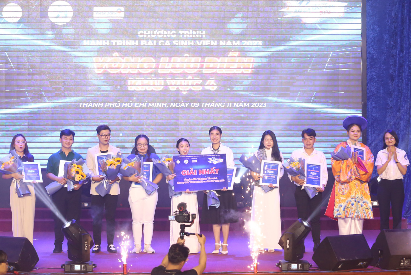 Kết thúc buổi công diễn, Phó Bí thư Thành Đoàn, Chủ tịch Hội SVVN TPHCM Trần Thu Hà trao giải Nhất cho đội Văn nghệ xung kích CKT đến từ Trường Đại học Khoa học Xã hội và Nhân văn, Đại học Quốc gia TPHCM. Đây cũng là đơn vị có cơ hội trình diễn tại đêm gala toàn quốc đồng thời là chương trình chào mừng thành công Đại hội đại biểu toàn quốc Hội SVVN lần thứ XI diễn ra tại Hà Nội vào tháng 12 năm nay.