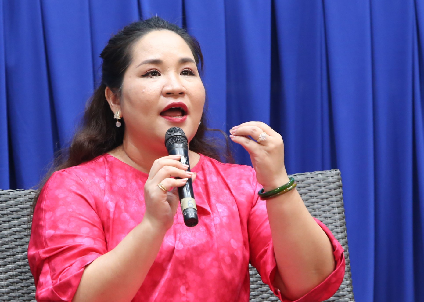 TS. Tô Nhi A trao đổi với các bạn sinh viên. Ảnh: Ngô Tùng