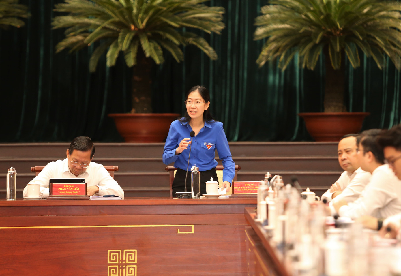 Bí thư Thành Đoàn TPHCM Phan Thị Thanh Phương trao đổi với các bạn sinh viên, thanh niên tiêu biểu.