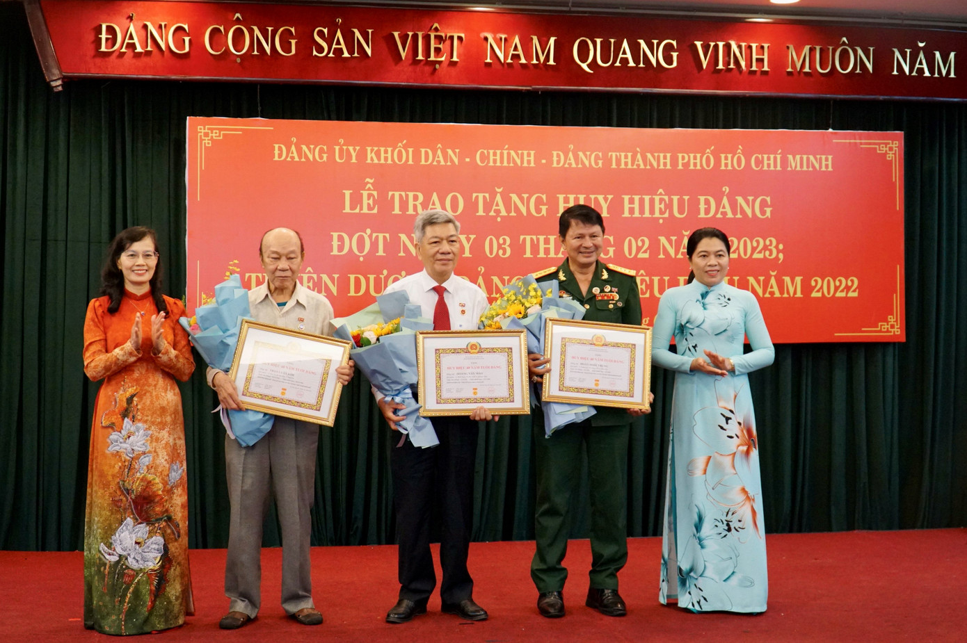 Đảng ủy Khối Dân - Chính - Đảng TPHCM trao huy hiệu Đảng cho các đảng viên. Ảnh: Bảo Phương.