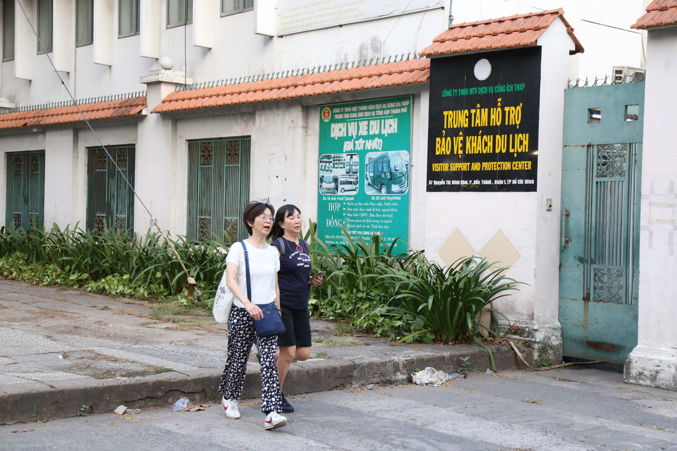 Là địa bàn trọng điểm đón khách du lịch, quận 1 (TPHCM) đã và đang thực hiện nhiều giải pháp cụ thể nhằm giải quyết những "nhu cầu thiết yếu" của người dân trong nước cũng như bạn bè quốc tế khi đến với thành phố. Là địa bàn trọng điểm đón khách du lịch, quận 1 (TPHCM) đã và đang thực hiện nhiều giải pháp cụ thể nhằm giải quyết những "nhu cầu thiết yếu" của người dân trong nước cũng như bạn bè quốc tế khi đến với thành phố.