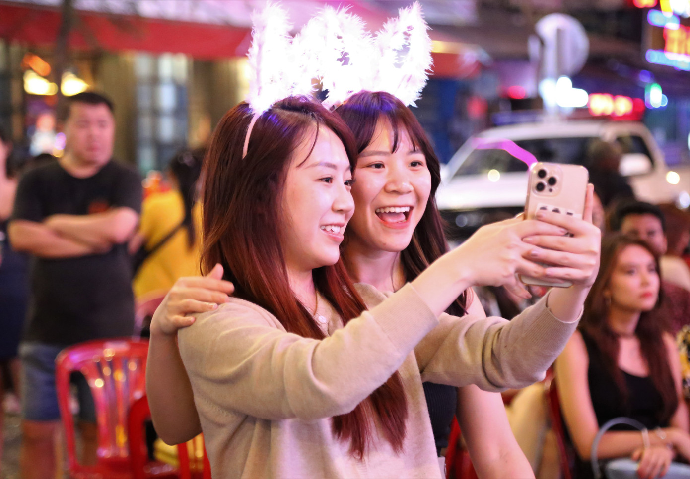 Bạn trẻ check-in giây phút vô cùng sôi động, nhộn nhịp trên phố.