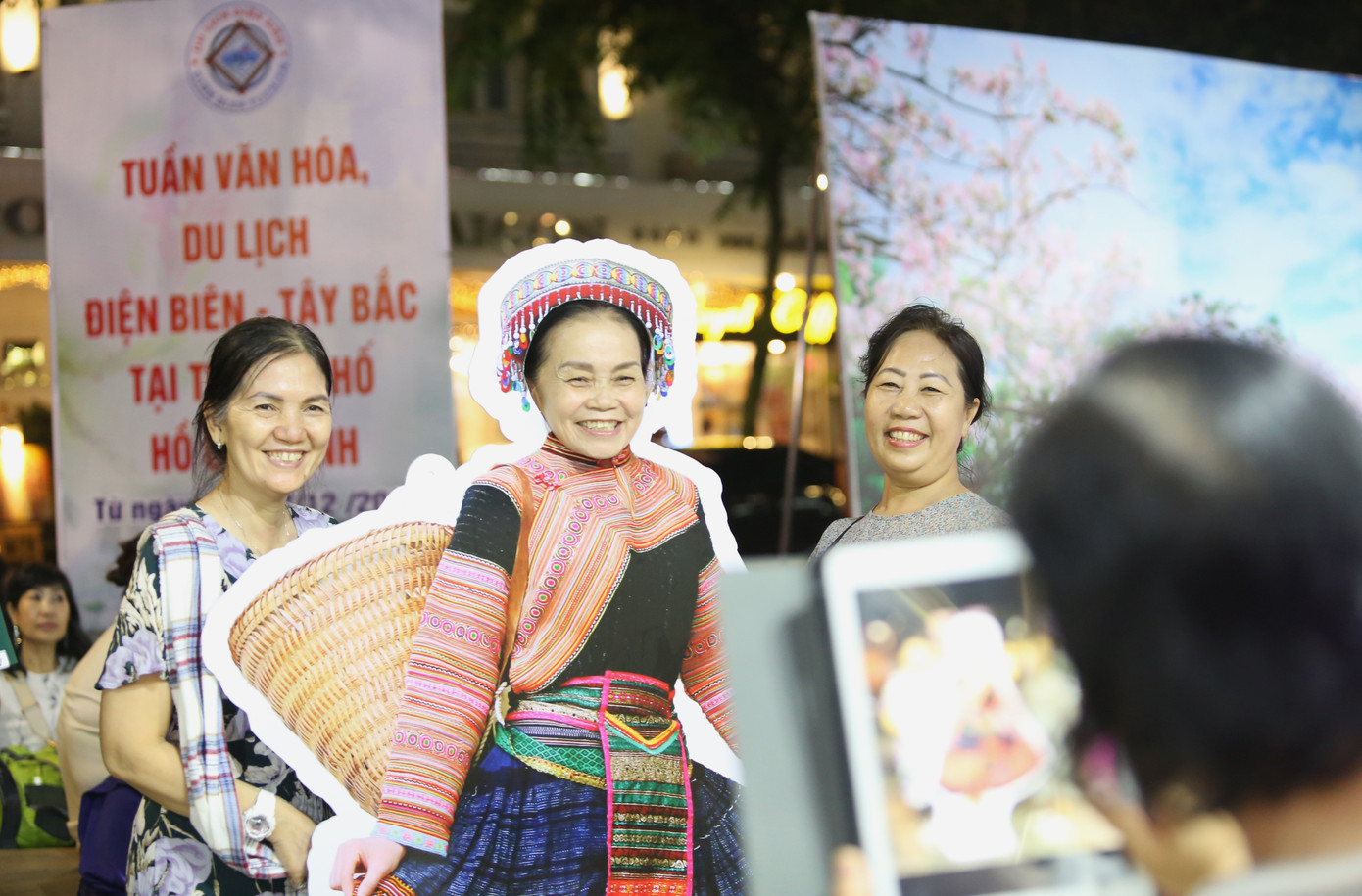 Cùng với đó là các hoạt động văn hoá, văn nghệ, biểu diễn dân ca, dân vũ, dân nhạc, các trò chơi dân gian truyền thống như tù lu, ném pao, múa khèn, cà kheo, ném còn. Tái hiện không gian Lễ cầu may dân tộc Thái, văn hóa ẩm thực, trang phục, nghề thủ công truyền thống... Cùng với đó là các hoạt động văn hoá, văn nghệ, biểu diễn dân ca, dân vũ, dân nhạc, các trò chơi dân gian truyền thống như tù lu, ném pao, múa khèn, cà kheo, ném còn. Tái hiện không gian Lễ cầu may dân tộc Thái, văn hóa ẩm thực, trang phục, nghề thủ công truyền thống...