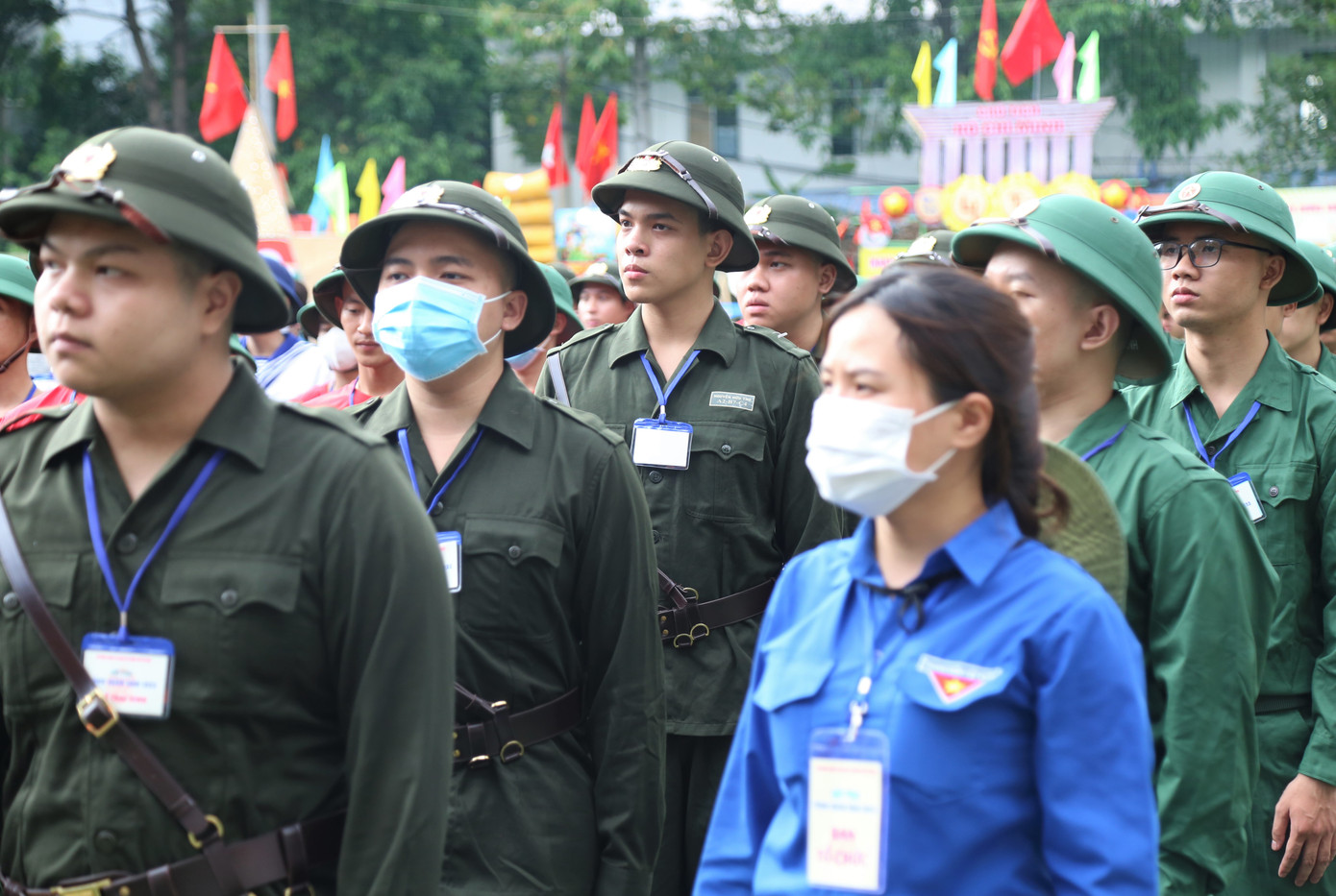 Trong số các thanh niên ưu tú trúng tuyển nghĩa vụ đợt này, nhiều bạn là đảng viên, có trình độ học vấn cao, tình nguyện tạm dừng học tập để lên đường nhập ngũ.
