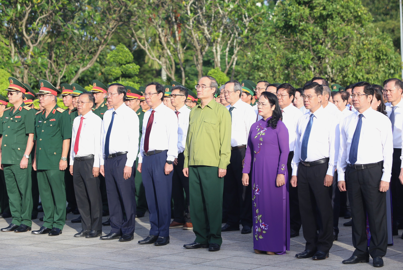 Tham gia đoàn dâng hương còn có: Thiếu tướng Du Trường Giang, Uỷ viên Thường vụ Đảng uỷ, Phó Tư lệnh Quân khu 7, Chủ tịch UBND TPHCM Phan Văn Mãi, nguyên Bí thư Thành uỷ TPHCM Nguyễn Thiện Nhân, Chủ tịch Uỷ ban MTTQ Việt Nam Trần Kim Yến, Phó Chủ tịch HĐND TPHCM Nguyễn Văn Dũng, cùng lãnh đạo các ban ngành, đoàn thể, cán bộ chiến sĩ các lực lượng vũ trang thành phố.