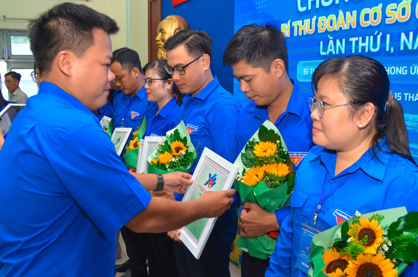 Đây là những cán bộ Đoàn đã hoàn thành lớp bồi dưỡng chức danh Bí thư Đoàn cơ sở và các nội dung ôn tập theo thể lệ của hội thi. Ảnh: Đức Duy Đây là những cán bộ Đoàn đã hoàn thành lớp bồi dưỡng chức danh Bí thư Đoàn cơ sở và các nội dung ôn tập theo thể lệ của hội thi. Ảnh: Đức Duy