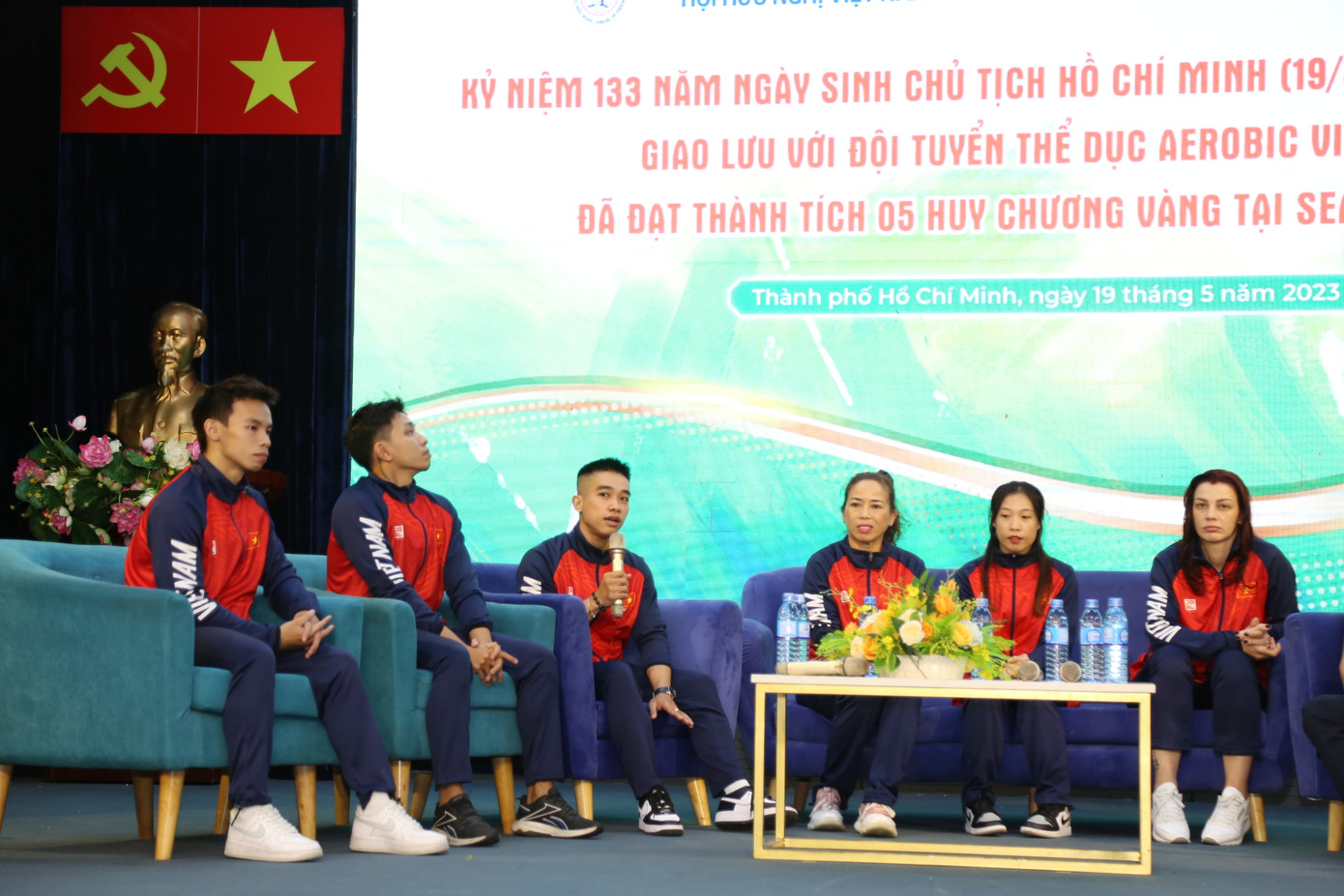 Đội tuyển Aerobic Việt Nam giao lưu với sinh viên Đại học Nguyễn Tất Thành.