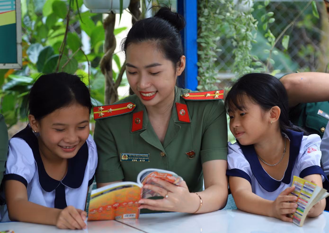 Nữ cán bộ Đoàn Công an TPHCM cùng các em học sinh xã đảo Thạnh An. Nữ cán bộ Đoàn Công an TPHCM cùng các em học sinh xã đảo Thạnh An.