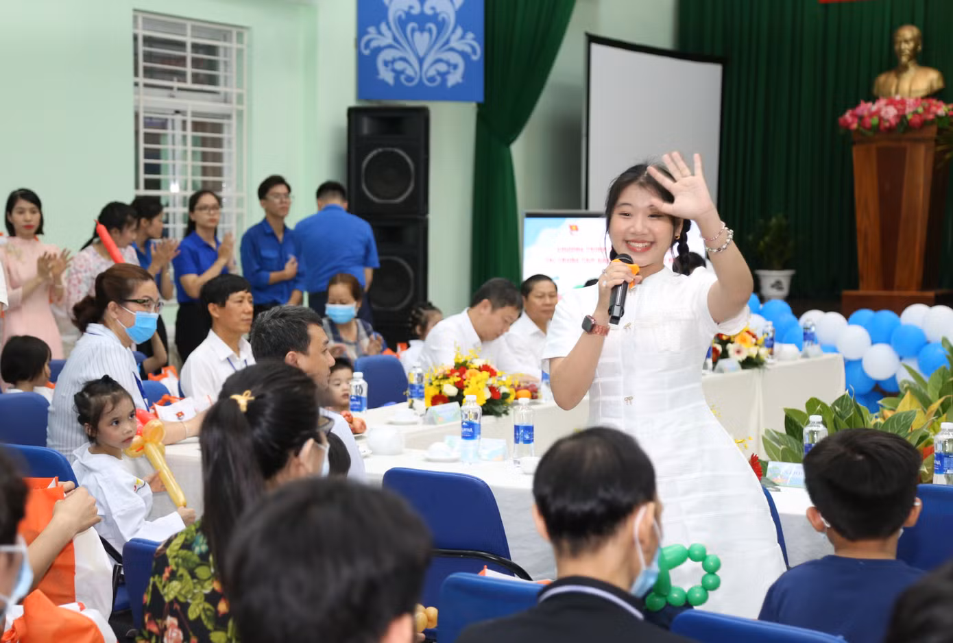 Bạn Nguyễn Võ Ngọc Giàu, Công dân trẻ tiêu biểu TPHCM góp tiếng hát động viên và chung vui với các bạn nhỏ. Bạn Nguyễn Võ Ngọc Giàu, Công dân trẻ tiêu biểu TPHCM góp tiếng hát động viên và chung vui với các bạn nhỏ.