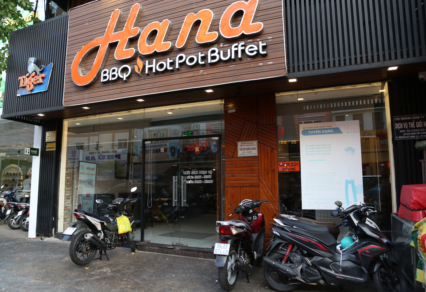 Một nhà hàng buffet trên đường Phạm Viết Chánh (phường Nguyễn Cư Trinh) đồng hành với chính quyền quận 1 để hỗ trợ người dân và du khách. Một nhà hàng buffet trên đường Phạm Viết Chánh (phường Nguyễn Cư Trinh) đồng hành với chính quyền quận 1 để hỗ trợ người dân và du khách.