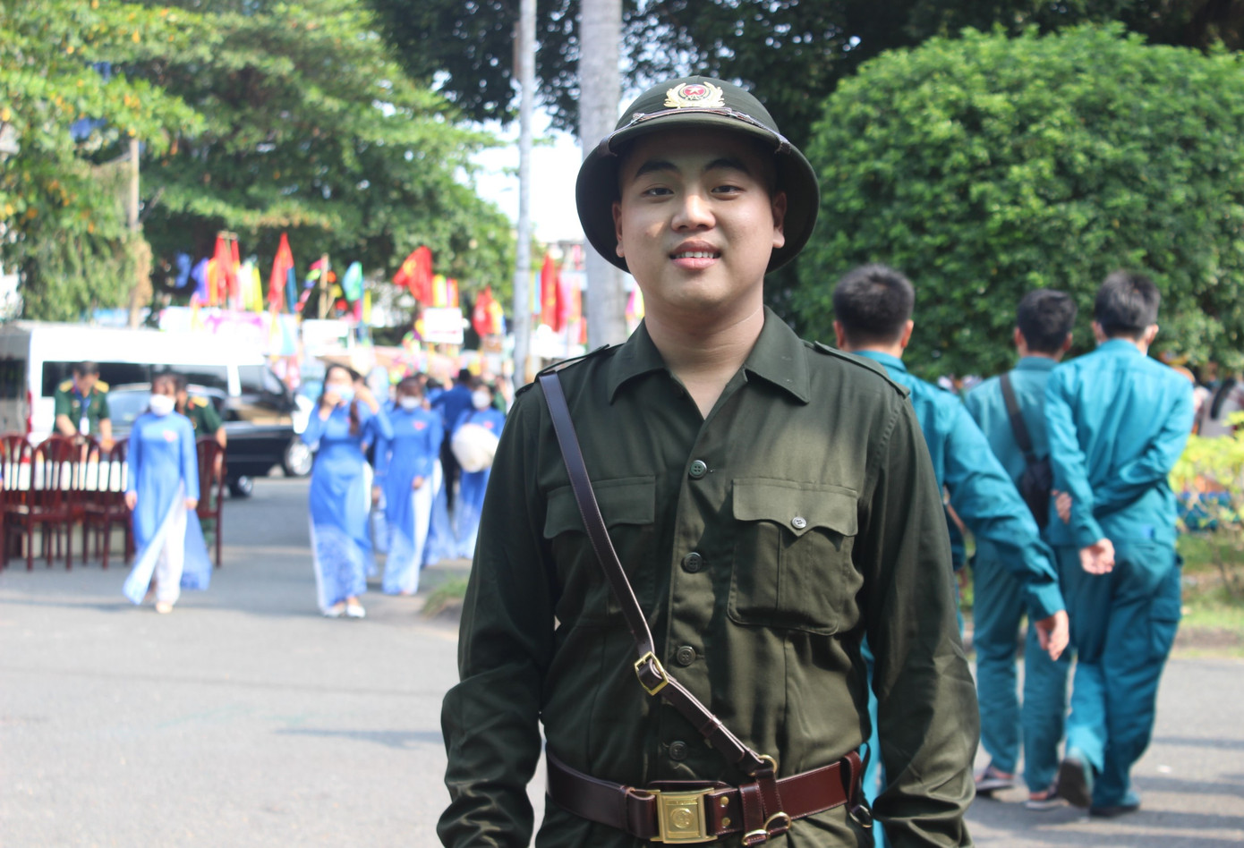 Tân binh Chung Hoàng Bin chỉnh tề trong bộ quân phục, sẵn sàng dùi mài trong quân ngũ.