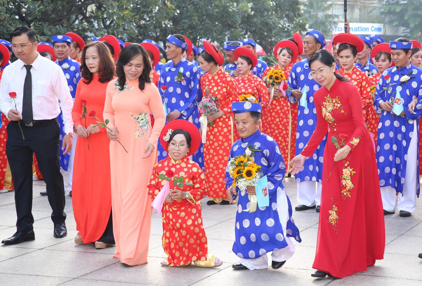 Không khí hân hoan, phấn khởi