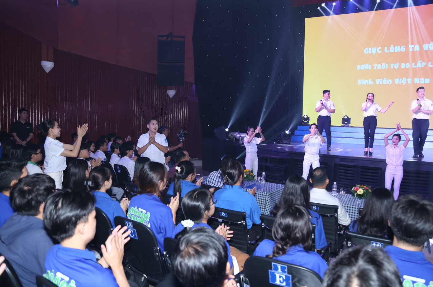 Tại chương trình, bạn trẻ đã cùng hòa nhịp với những ca khúc được sáng tác cho Đại hội Đại biểu toàn quốc Hội Sinh viên Việt Nam lần thứ XI, nhiệm kỳ 2023 – 2028, gồm: Sinh viên Việt Nam viết tiếp trang sử vàng (sáng tác: Hồ Công Thành), Tự hào sinh viên Việt Nam (Lê Thống Nhất), Những dấu ấn sinh viên (Bình Phương). Tại chương trình, bạn trẻ đã cùng hòa nhịp với những ca khúc được sáng tác cho Đại hội Đại biểu toàn quốc Hội Sinh viên Việt Nam lần thứ XI, nhiệm kỳ 2023 – 2028, gồm: Sinh viên Việt Nam viết tiếp trang sử vàng (sáng tác: Hồ Công Thành), Tự hào sinh viên Việt Nam (Lê Thống Nhất), Những dấu ấn sinh viên (Bình Phương).