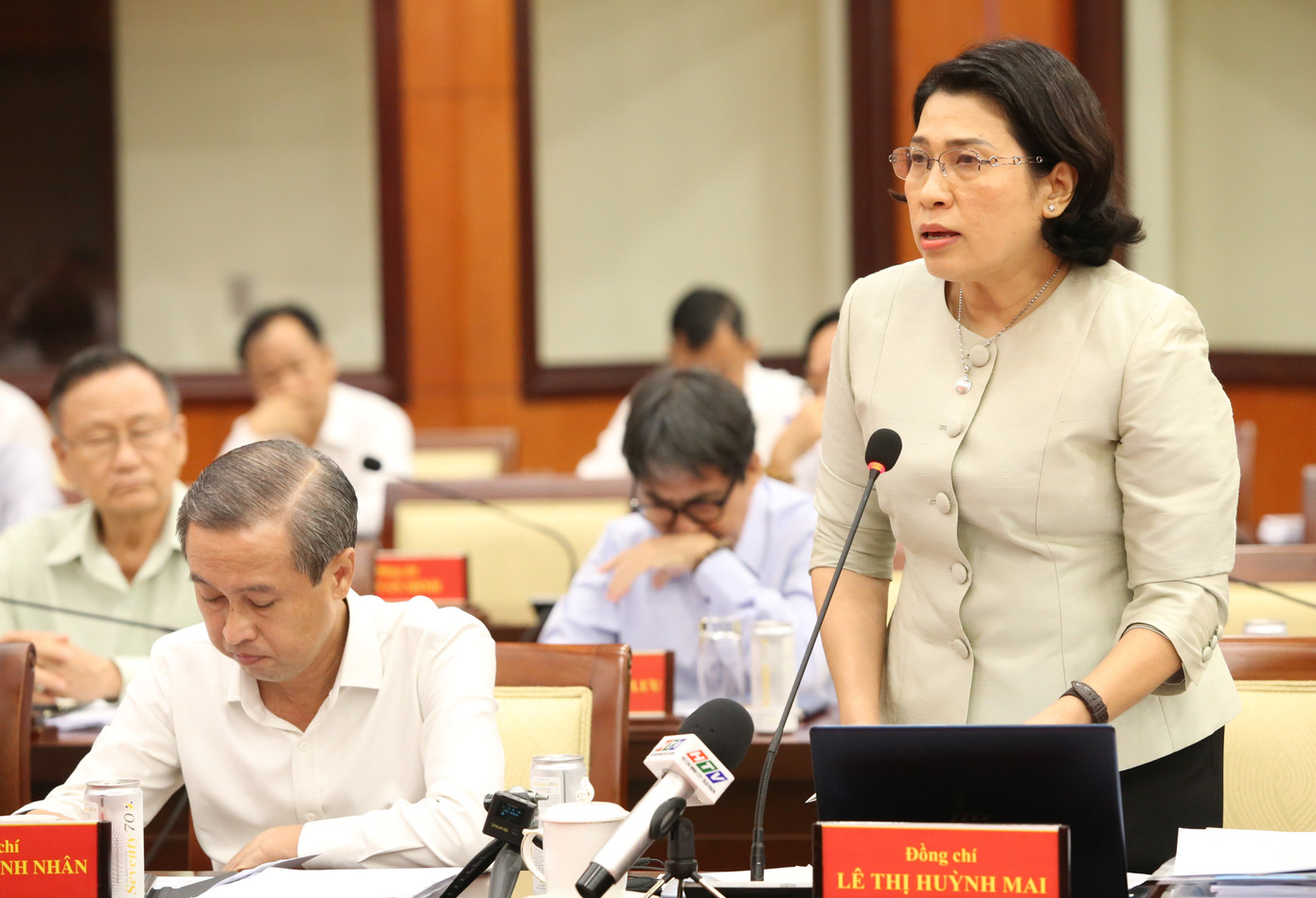 Giám đốc Sở Kế hoạch và Đầu tư TPHCM Lê Thị Huỳnh Mai trao đổi tại hội nghị, chiều 2/12. Ảnh: Ngô Tùng. Giám đốc Sở Kế hoạch và Đầu tư TPHCM Lê Thị Huỳnh Mai trao đổi tại hội nghị, chiều 2/12. Ảnh: Ngô Tùng.