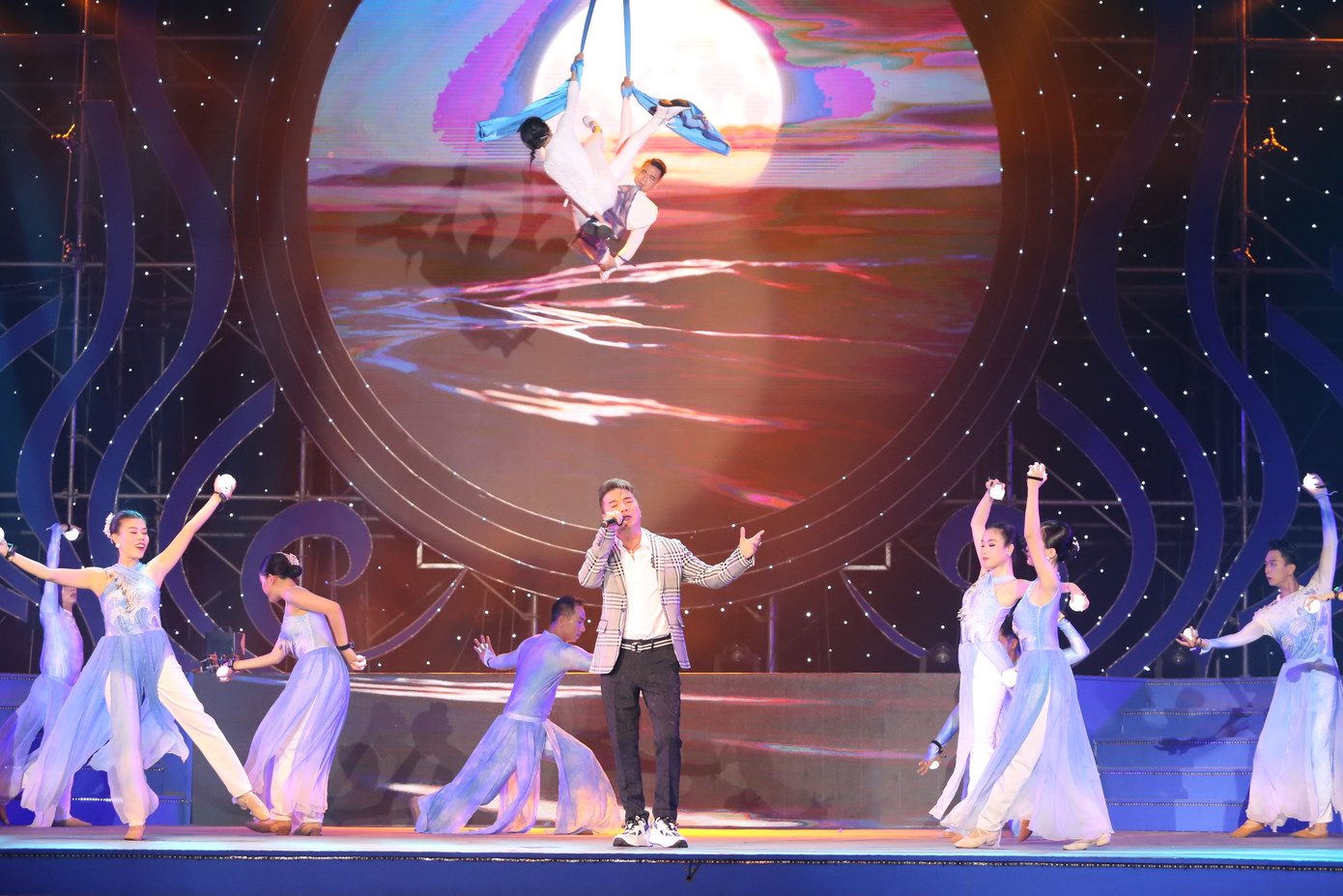 Ca sĩ Đàm Vĩnh Hưng, cùng nhiều ca sĩ, nghệ sĩ như Minh Trường, Nhã Thy, Quốc Đại, Cao Công Nghĩa, Hồ Tuấn Phúc, Đồng Diệu Ly, Thu Hằng, My Phôn, Trịnh Thắng, Kiều Phương, Vũ Hà đã mang đến nhiều tiết mục văn nghệ vui tươi đến với bà con Cần Giờ. Ca sĩ Đàm Vĩnh Hưng, cùng nhiều ca sĩ, nghệ sĩ như Minh Trường, Nhã Thy, Quốc Đại, Cao Công Nghĩa, Hồ Tuấn Phúc, Đồng Diệu Ly, Thu Hằng, My Phôn, Trịnh Thắng, Kiều Phương, Vũ Hà đã mang đến nhiều tiết mục văn nghệ vui tươi đến với bà con Cần Giờ.