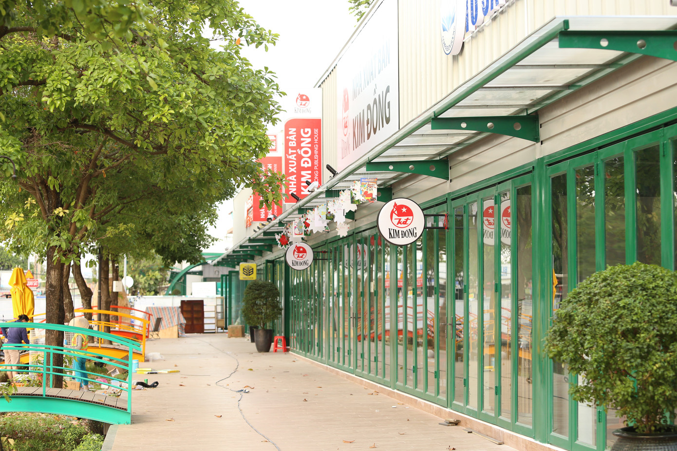 Đường sách thành phố Thủ Đức tọa lạc trên đường Hồ Thị Tư, phường Hiệp Phú với chiều dài khoảng 190m, tổng diện tích khoảng 3.508m2. Nơi đây tập trung nhiều trường đại học, cao đẳng, trung cấp và các trường THPT, THCS, tiểu học.