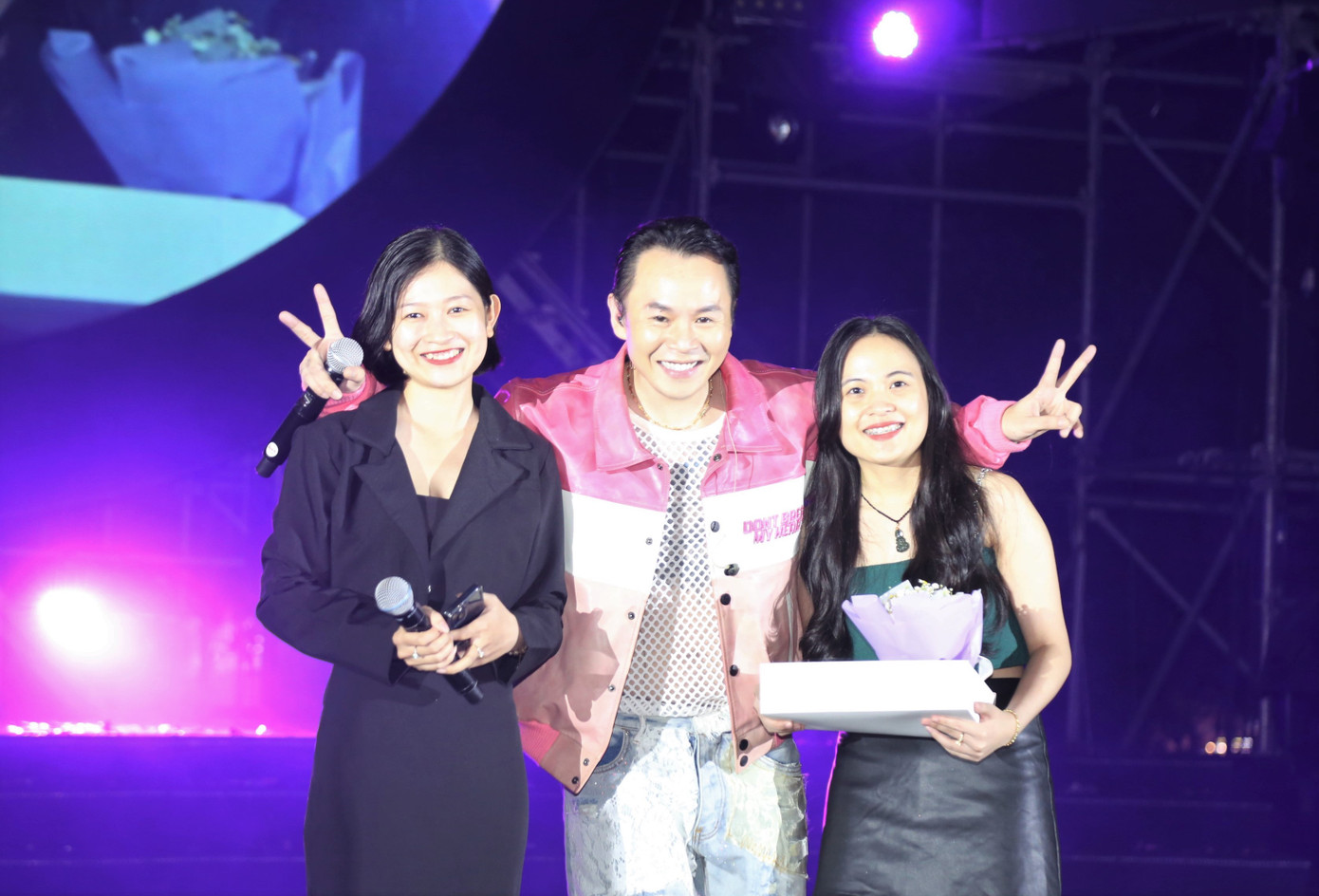 Trong đêm nhạc, nam rapper còn được Fan club bất ngờ tặng bánh và hoa mừng sinh nhật sớm của anh.