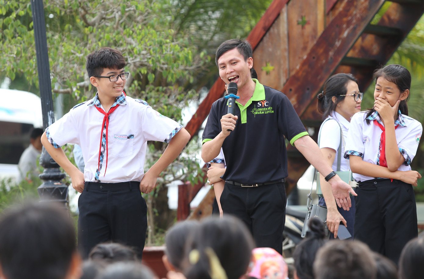 Trước đó, các em học sinh Lâm San cùng tham gia hoạt động hoạt náo vui nhộn mở đầu buổi lễ.