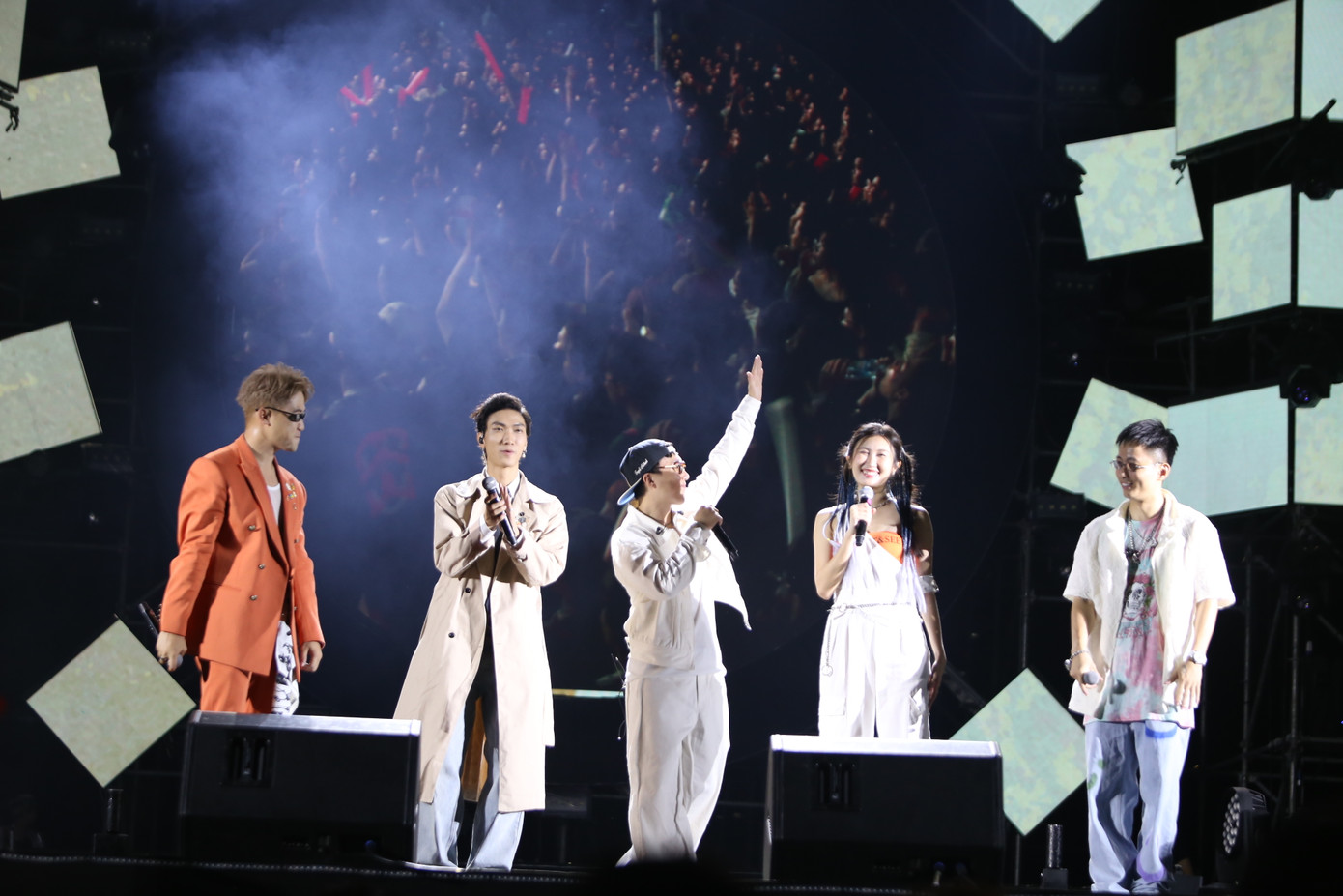 Đêm nhạc còn có sự tham gia trình diễn của nhiều nghệ sĩ như Rhymastic, MLee, Gonzo, Coldzy, Mastal...