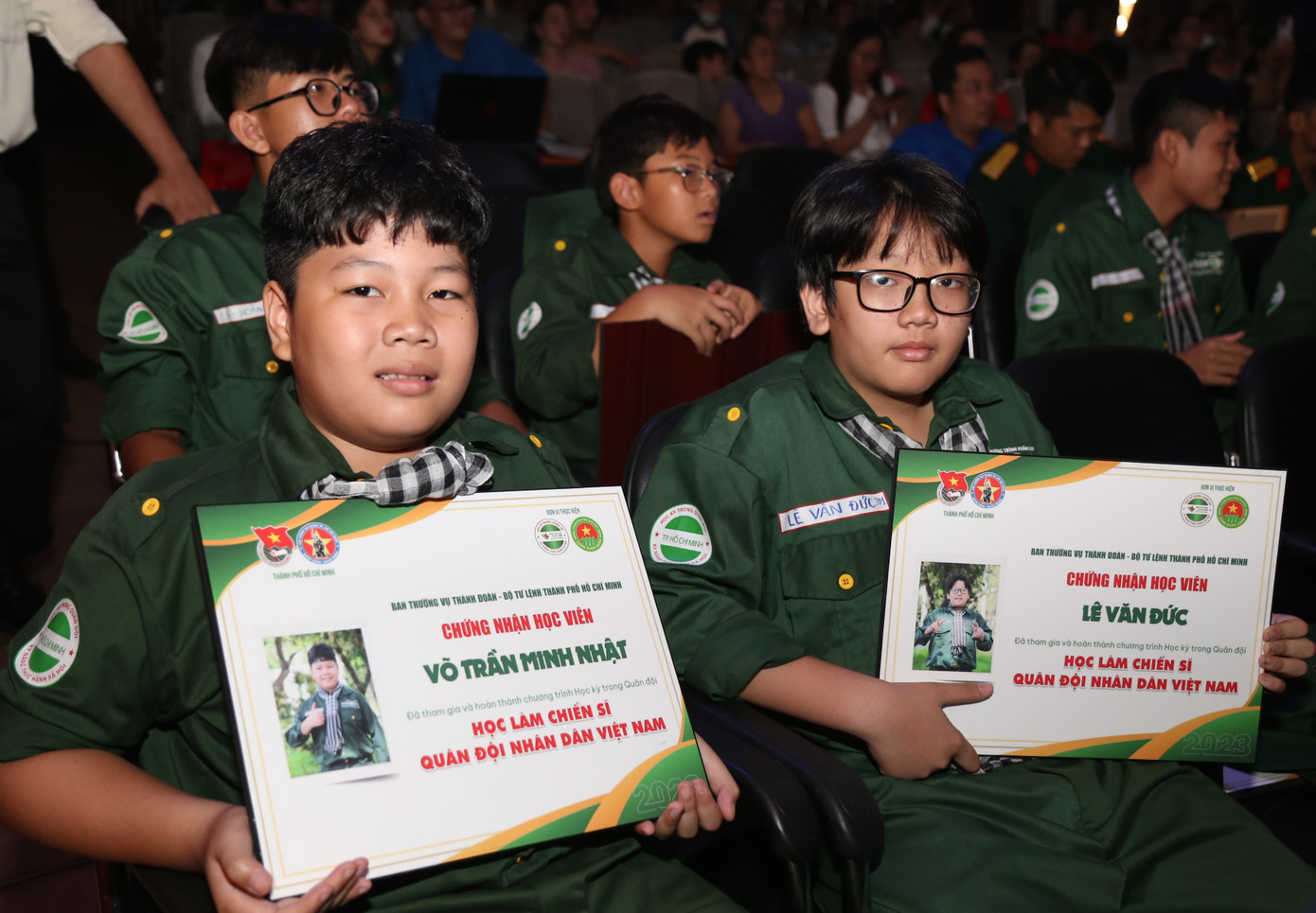 Minh Nhật cùng đồng đội Văn Đức cùng chứng nhận hoàn thành chương trình. Minh Nhật cùng đồng đội Văn Đức cùng chứng nhận hoàn thành chương trình.