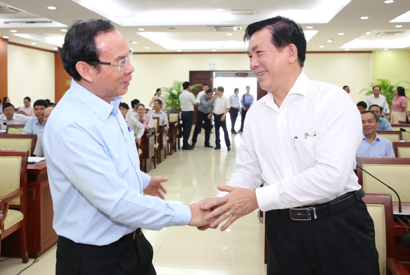 Bí thư Thành uỷ TPHCM gặp gỡ, trao đổi với cán bộ lãnh đạo các Ban quản lý dự án trước buổi họp.