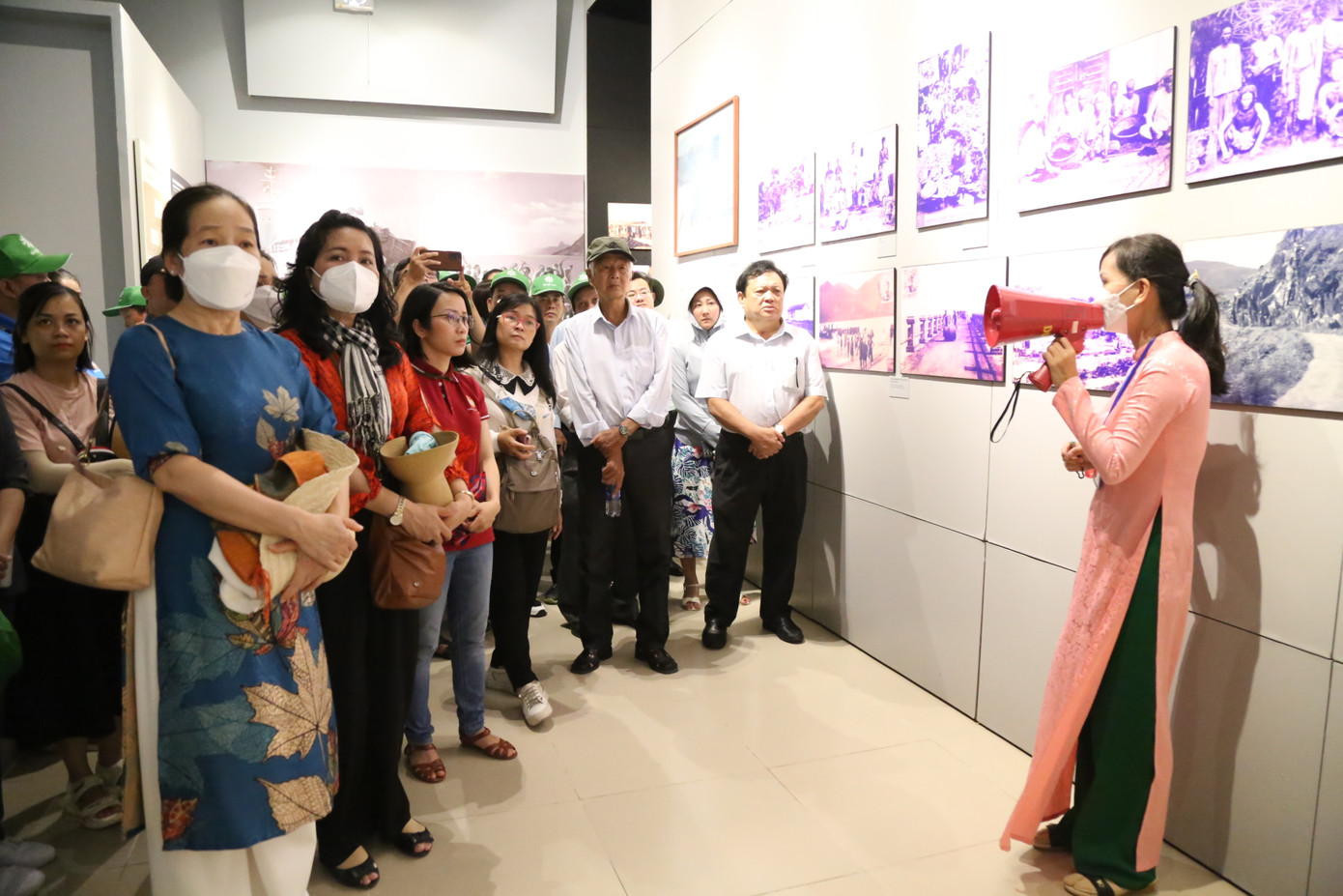 Đoàn tham quan, tìm hiểu tại các di tích lịch sử tại huyện đảo anh hùng. Đoàn tham quan, tìm hiểu tại các di tích lịch sử tại huyện đảo anh hùng.