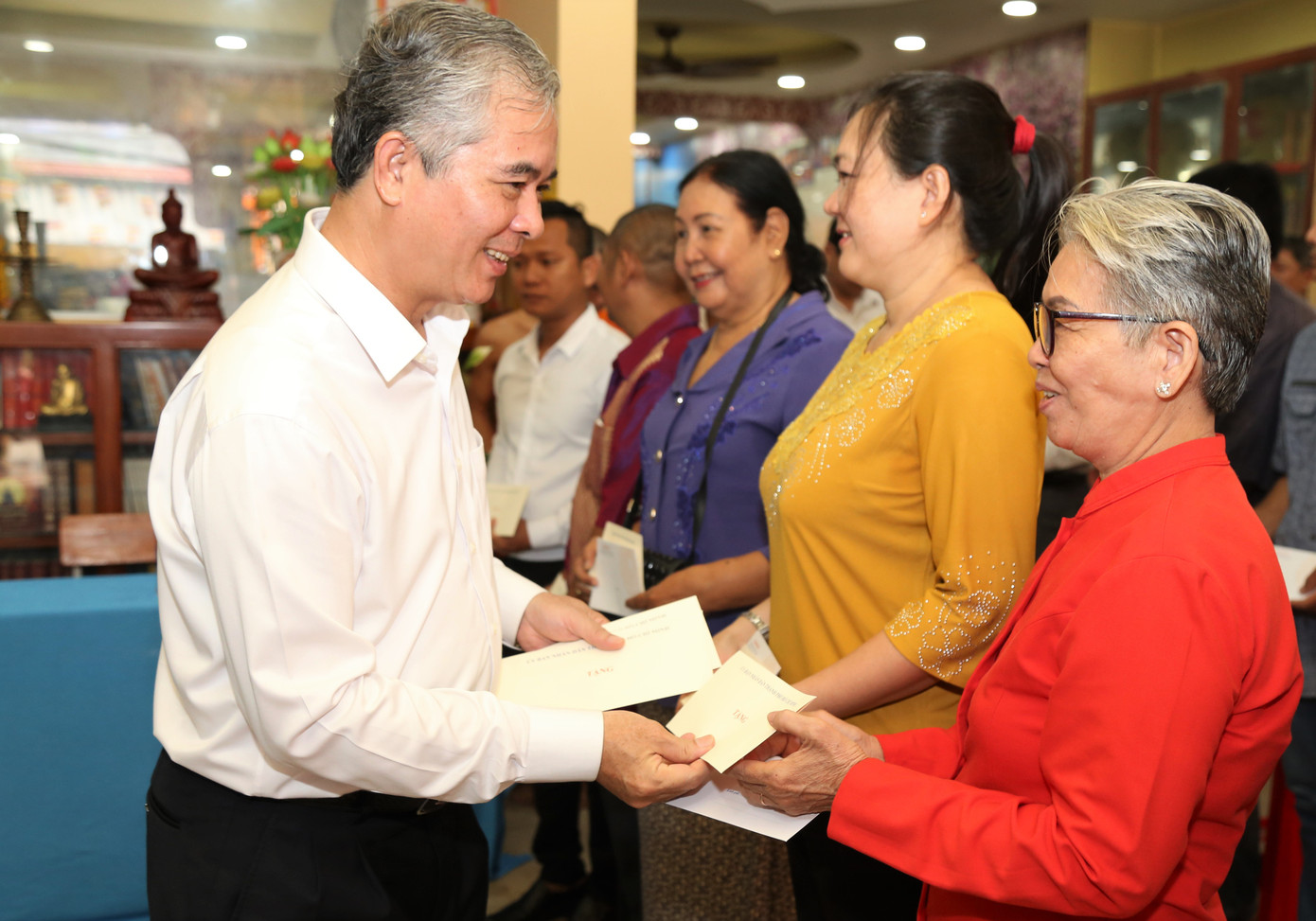 Phó Chủ tịch UBND TPHCM Ngô Minh Châu tặng quà của thành phố đến người có uy tín trong cộng đồng Khmer. Phó Chủ tịch UBND TPHCM Ngô Minh Châu tặng quà của thành phố đến người có uy tín trong cộng đồng Khmer.