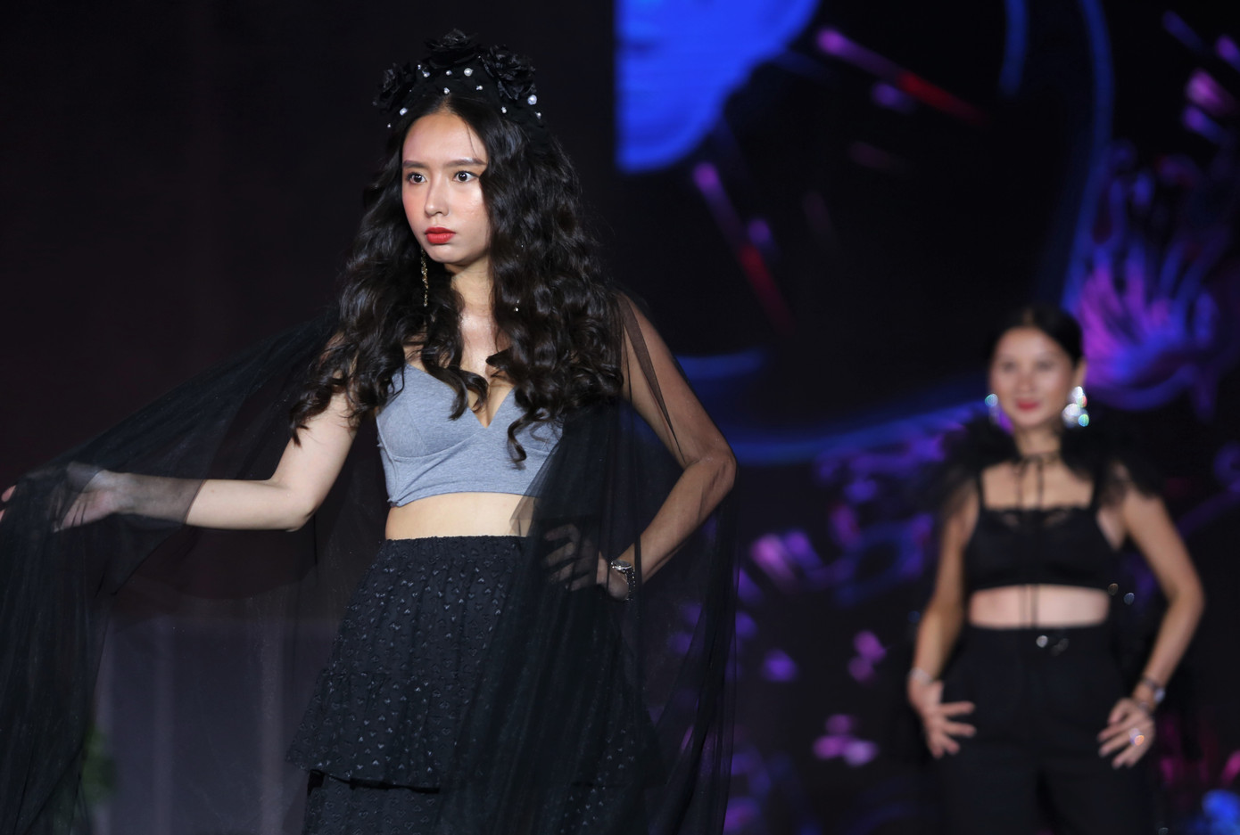 Tham gia trình diễn cùng bộ sưu tập đặc biệt này là những bệnh nhân ung thư vú và người nhà. Những người mẫu không chuyên cùng sải bước mạnh mẽ như lời khẳng định luôn đối mặt và vượt qua thử thách, chông gai cuộc đời. Tham gia trình diễn cùng bộ sưu tập đặc biệt này là những bệnh nhân ung thư vú và người nhà. Những người mẫu không chuyên cùng sải bước mạnh mẽ như lời khẳng định luôn đối mặt và vượt qua thử thách, chông gai cuộc đời.