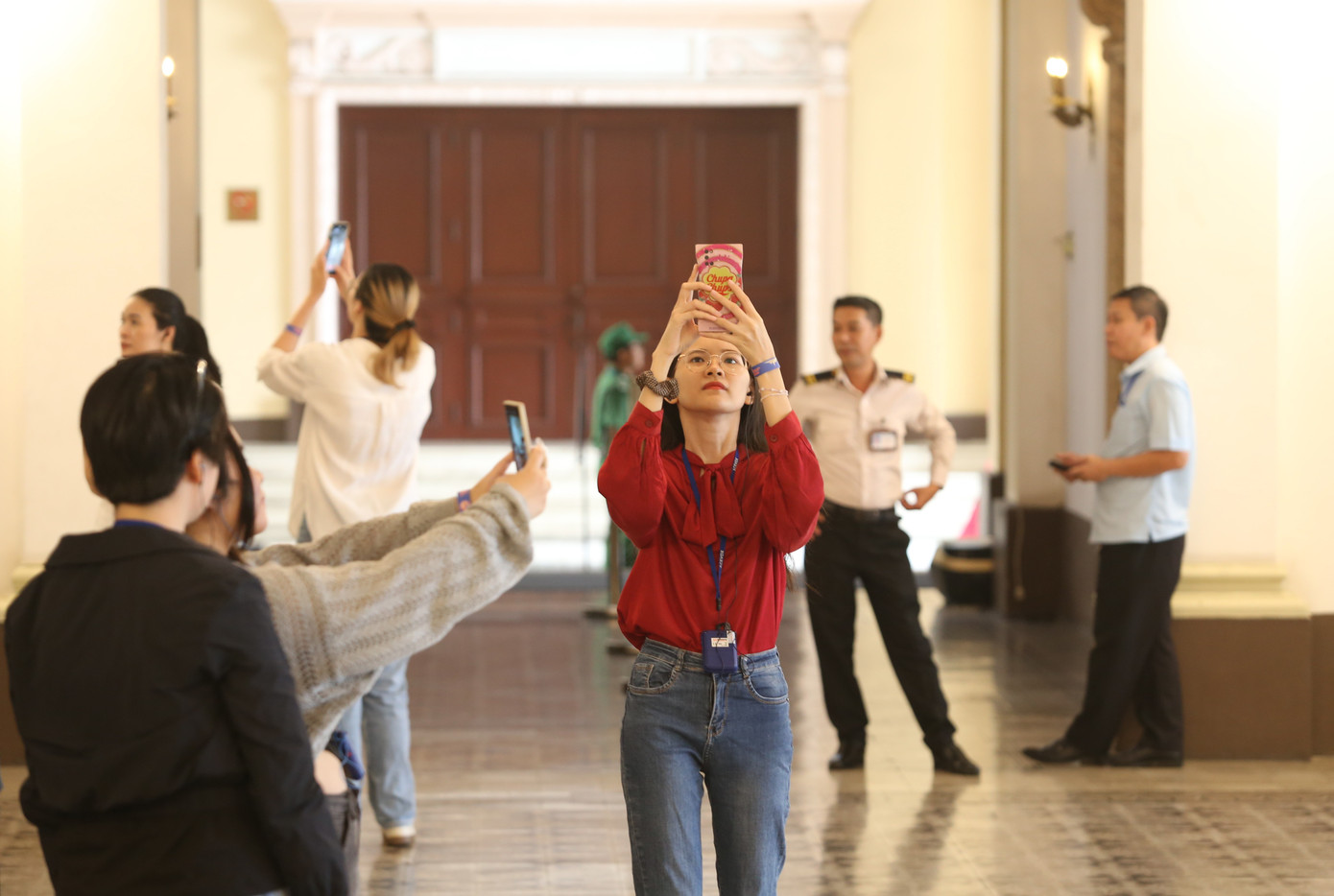 Là người yêu thích phong cách kiến trúc Đông Dương kết hợp Á - Âu, Thanh Trúc (đứng giữa) cho rằng, tòa nhà đã hội tụ và gây ấn tượng với cô về điều đó. "Mình mong muốn lần sau có thể trở lại nơi này cùng ba mẹ", cô gái trẻ chia sẻ. Là người yêu thích phong cách kiến trúc Đông Dương kết hợp Á - Âu, Thanh Trúc (đứng giữa) cho rằng, tòa nhà đã hội tụ và gây ấn tượng với cô về điều đó. "Mình mong muốn lần sau có thể trở lại nơi này cùng ba mẹ", cô gái trẻ chia sẻ.