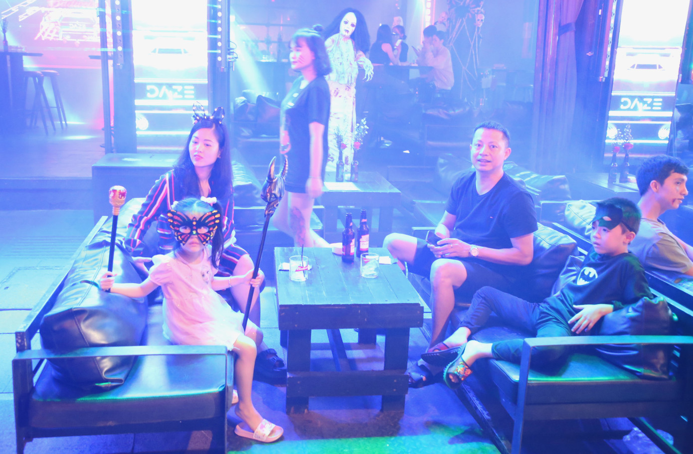 Nhiều em nhỏ cũng thích thú chưng diện với những hình thù cùng đồ chơi "hợp thời".