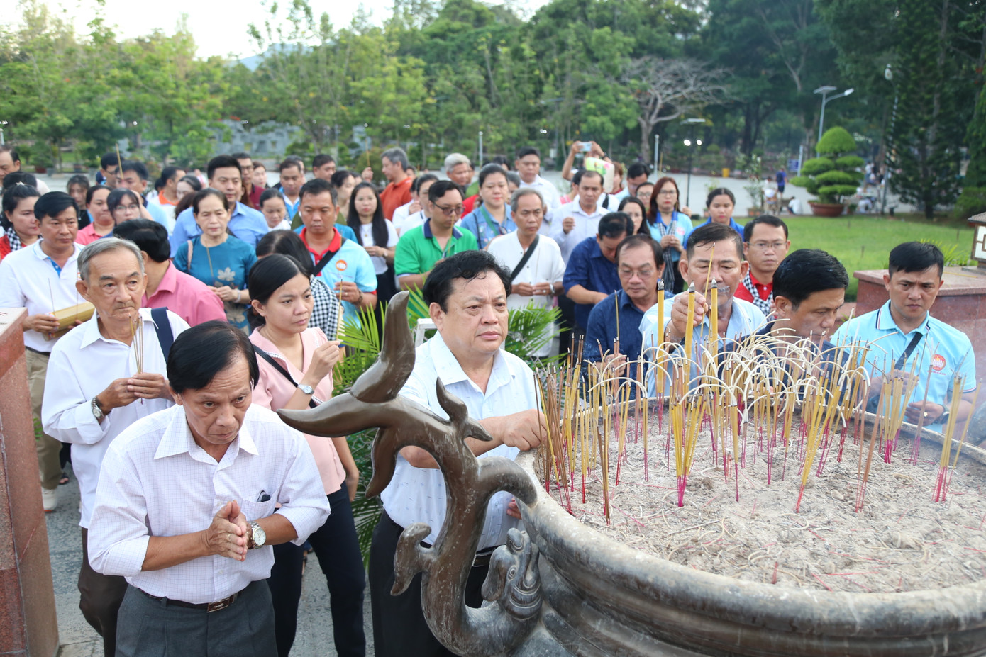 Đoàn về nguồn dâng hương, tưởng nhớ các Anh hùng liệt sĩ yên nghỉ tại Nghĩa trang Hàng Dương. Ảnh: Ngô Tùng Đoàn về nguồn dâng hương, tưởng nhớ các Anh hùng liệt sĩ yên nghỉ tại Nghĩa trang Hàng Dương. Ảnh: Ngô Tùng